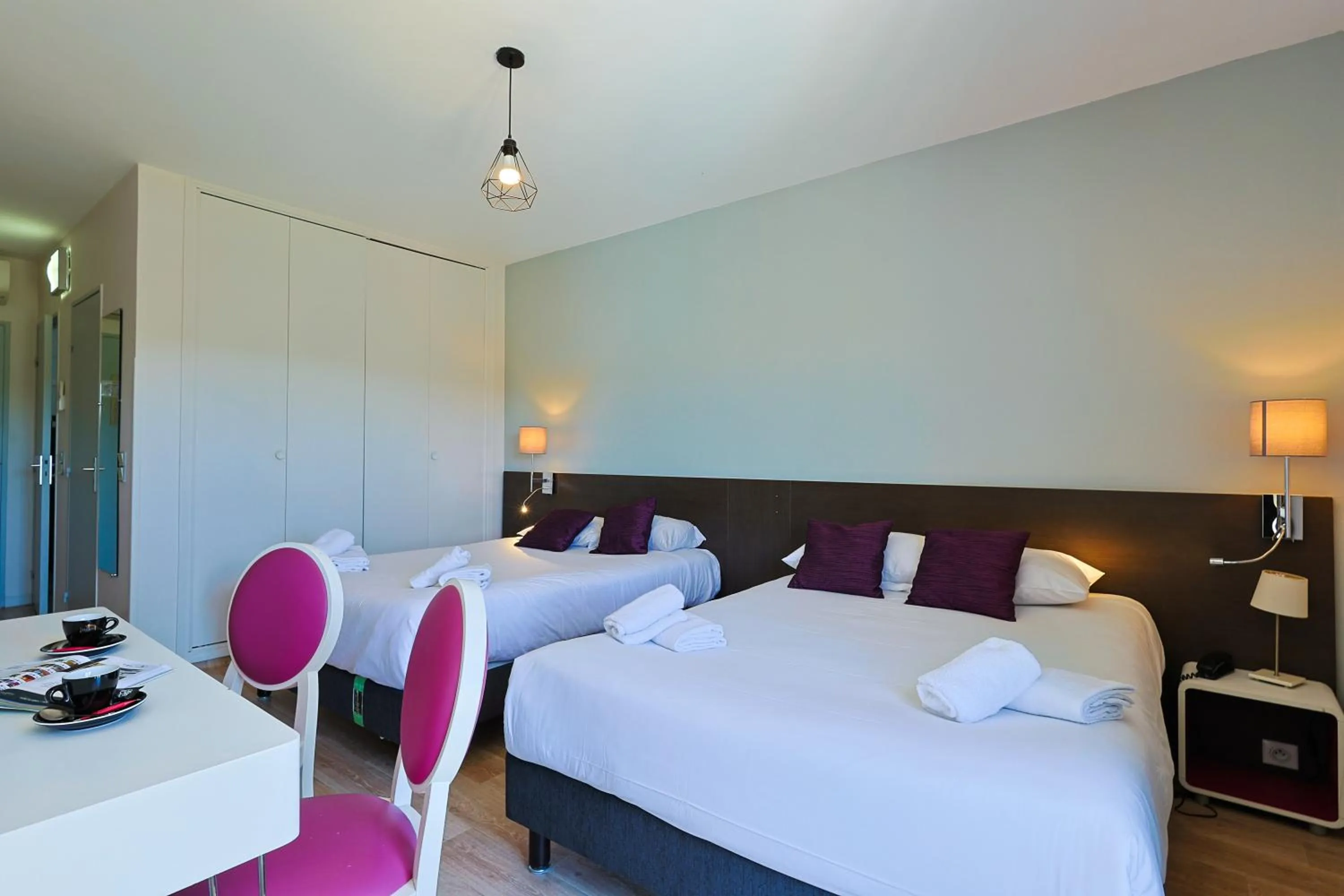 Bed in Logis Hotel Perla Riviera & Restaurant
