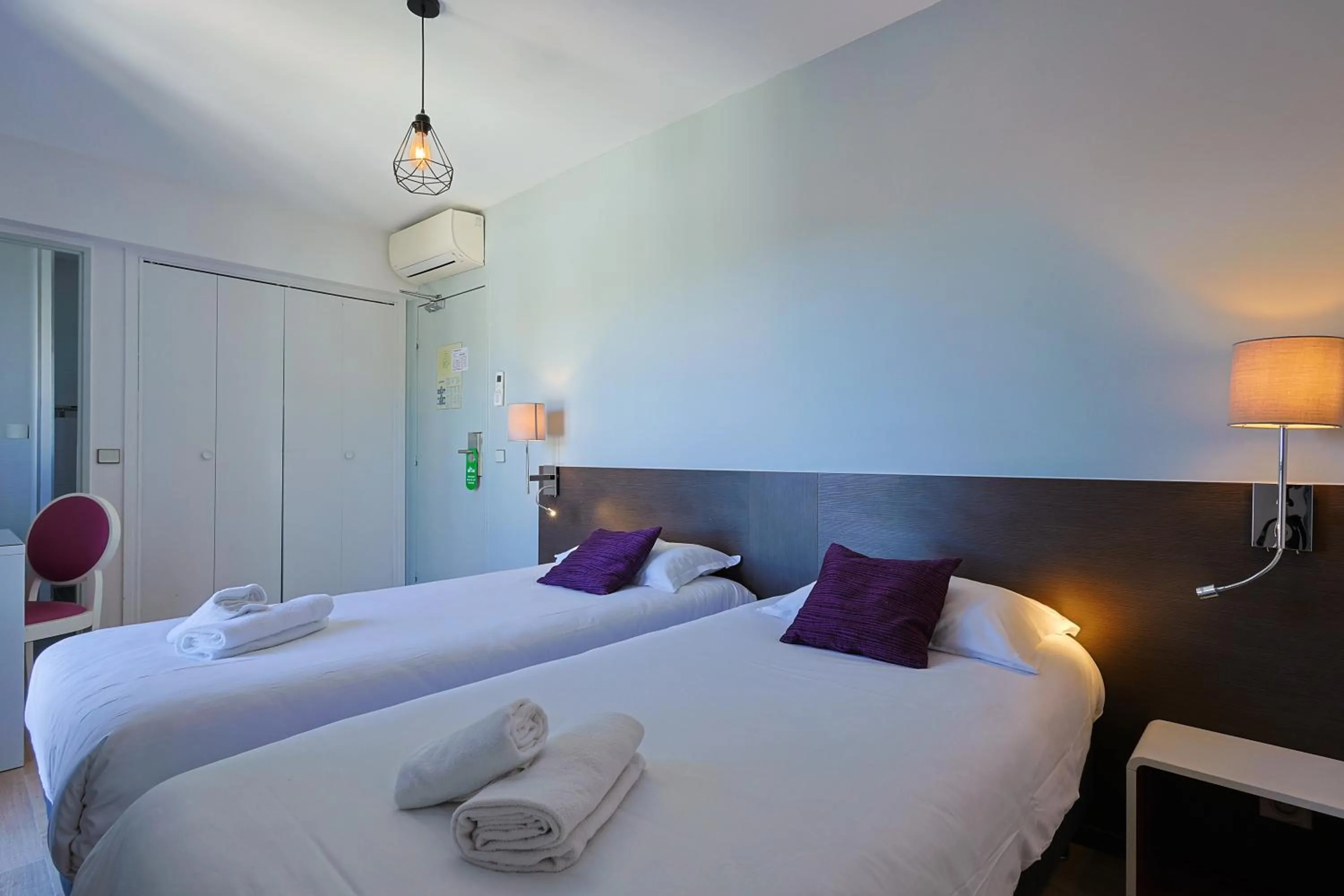 Bed in Logis Hotel Perla Riviera & Restaurant