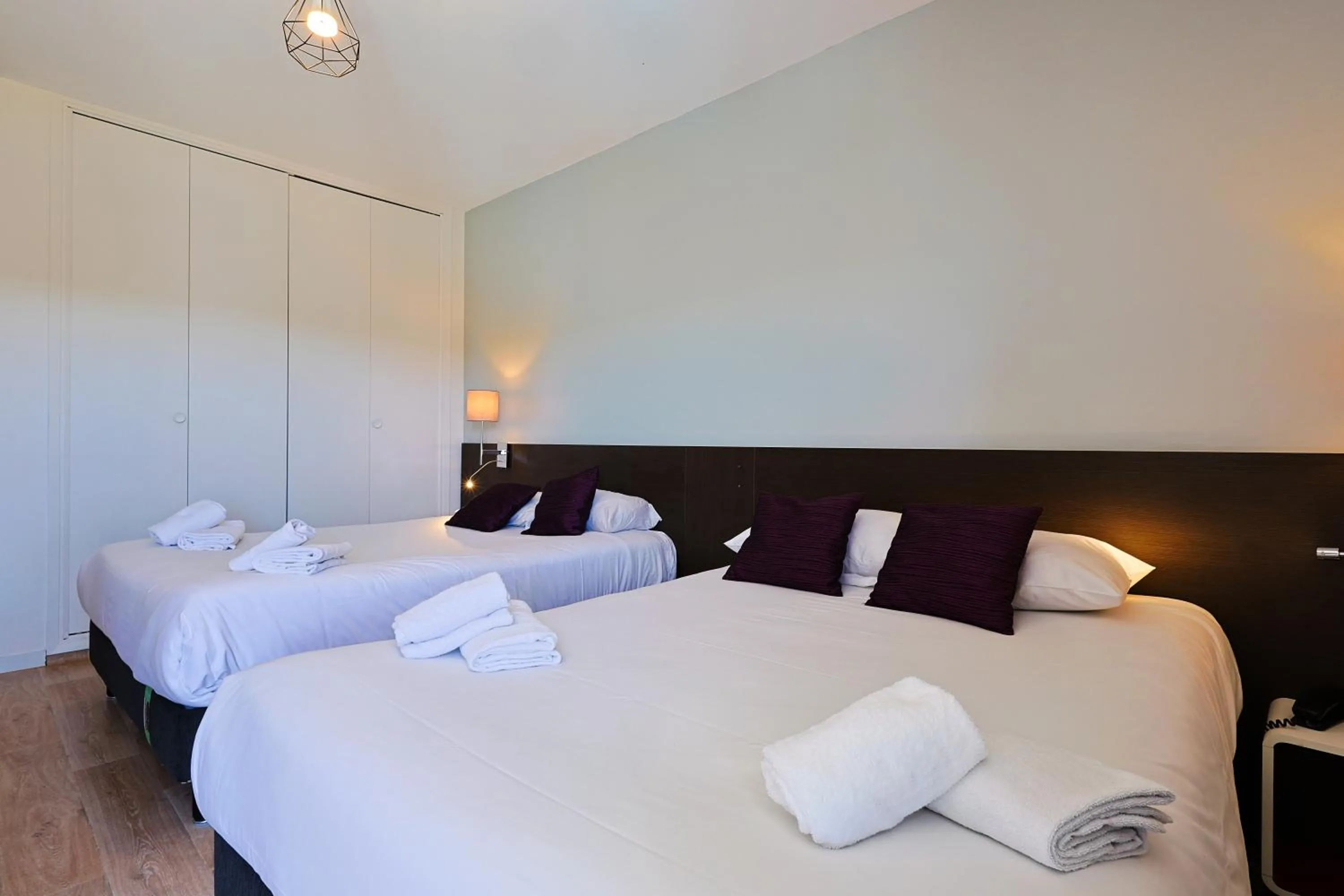 Bed in Logis Hotel Perla Riviera & Restaurant