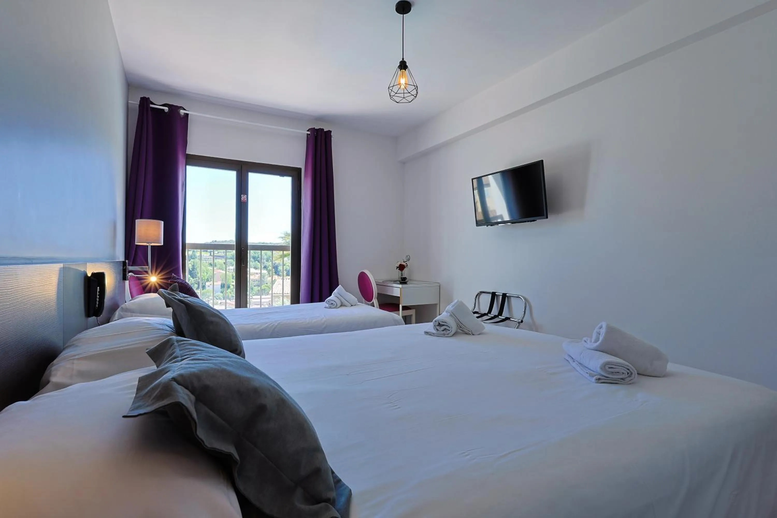 Bed in Logis Hotel Perla Riviera & Restaurant