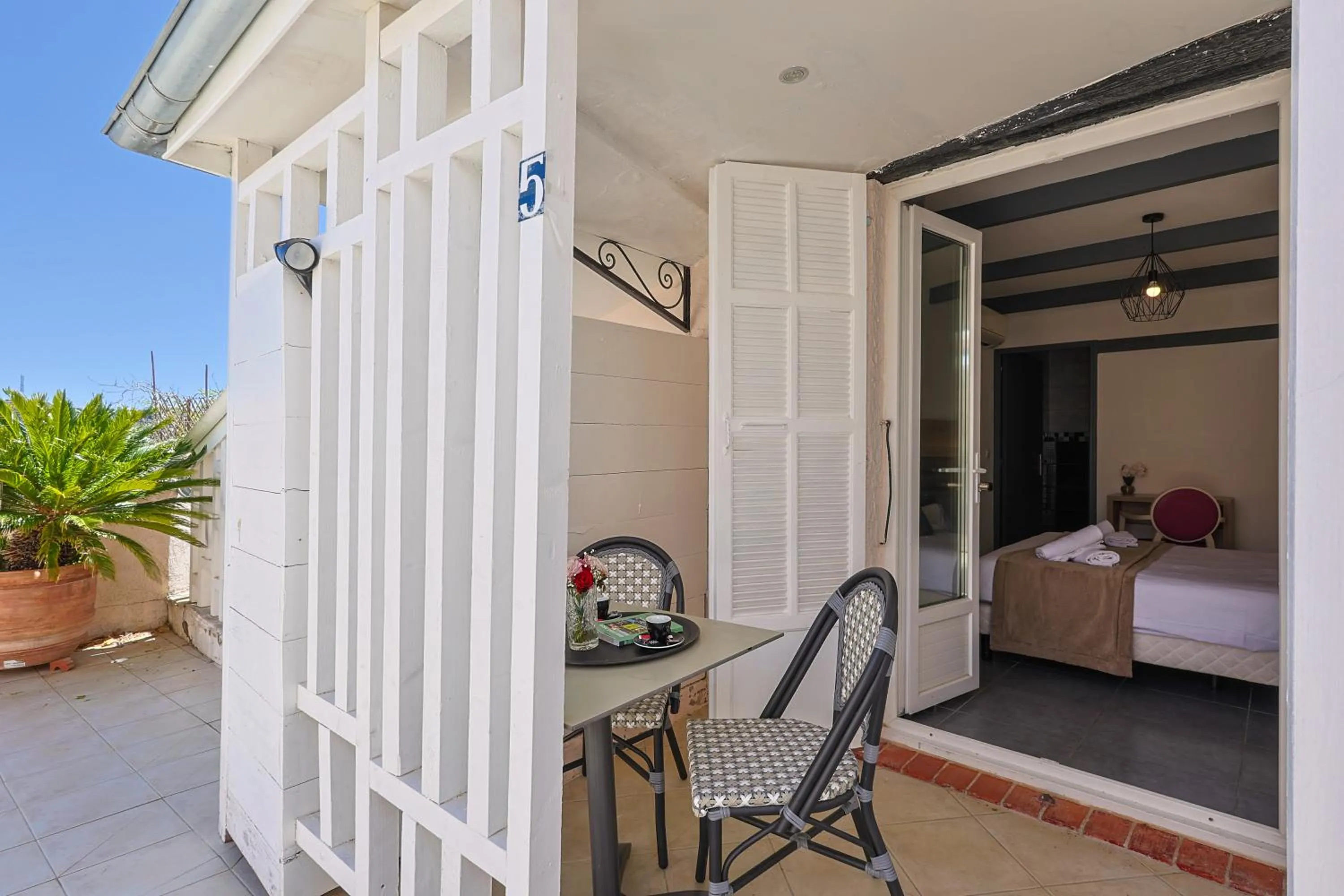 Bed in Logis Hotel Perla Riviera & Restaurant