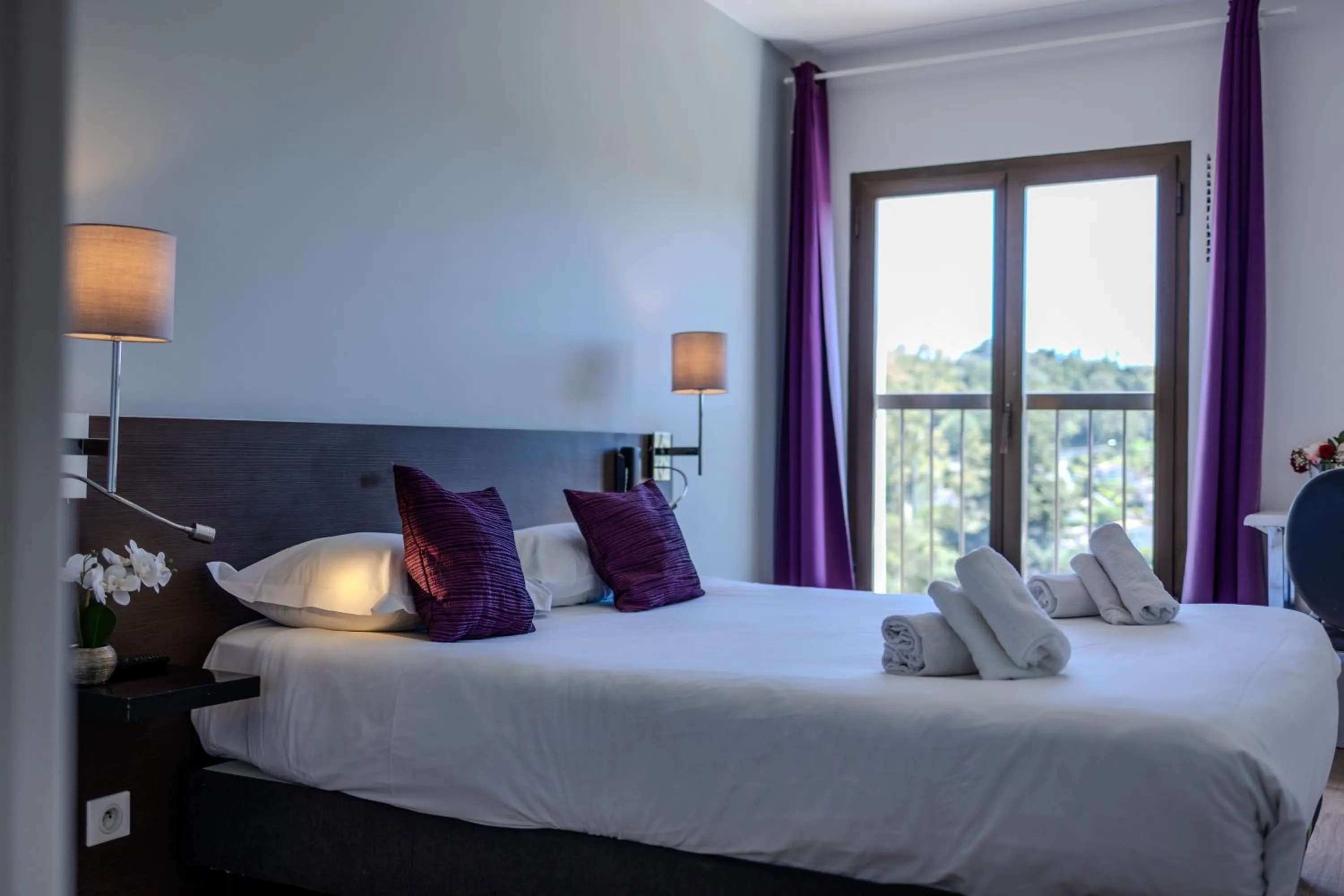 Bed in Logis Hotel Perla Riviera & Restaurant