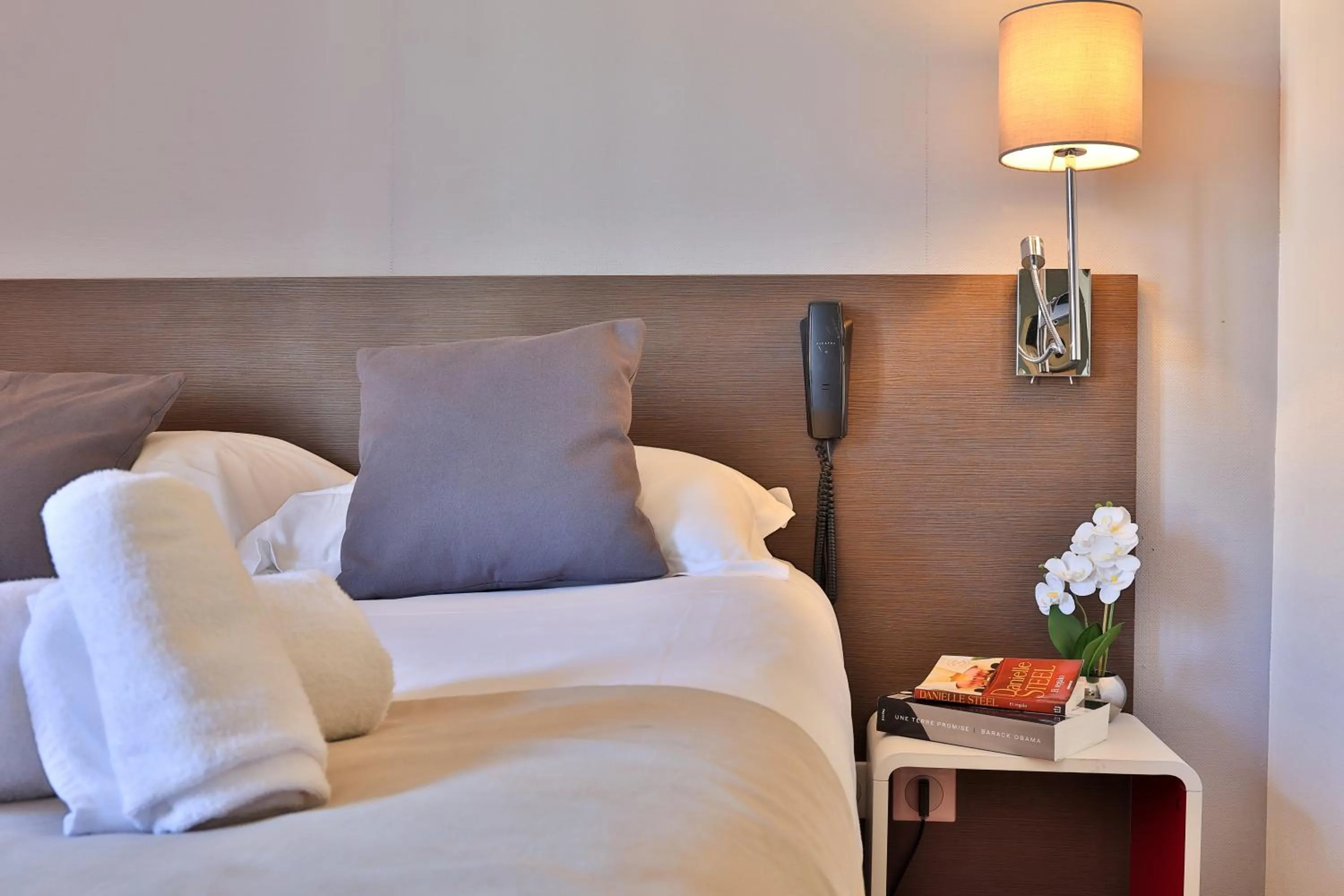 Bed in Logis Hotel Perla Riviera & Restaurant