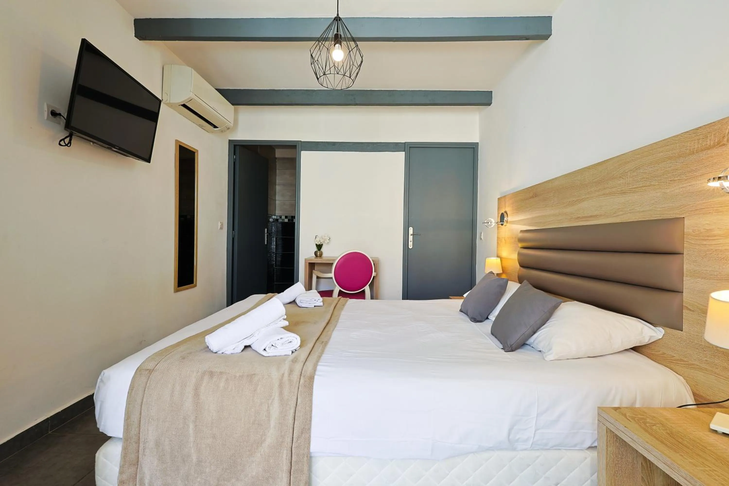 Bed in Logis Hotel Perla Riviera & Restaurant