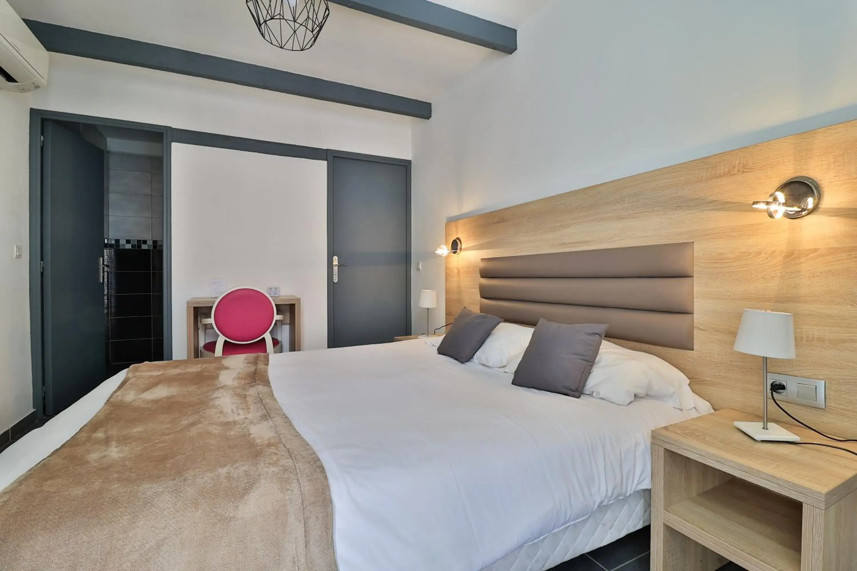 Bed in Logis Hotel Perla Riviera & Restaurant Bed in Logis Hotel Perla Riviera & Restaurant