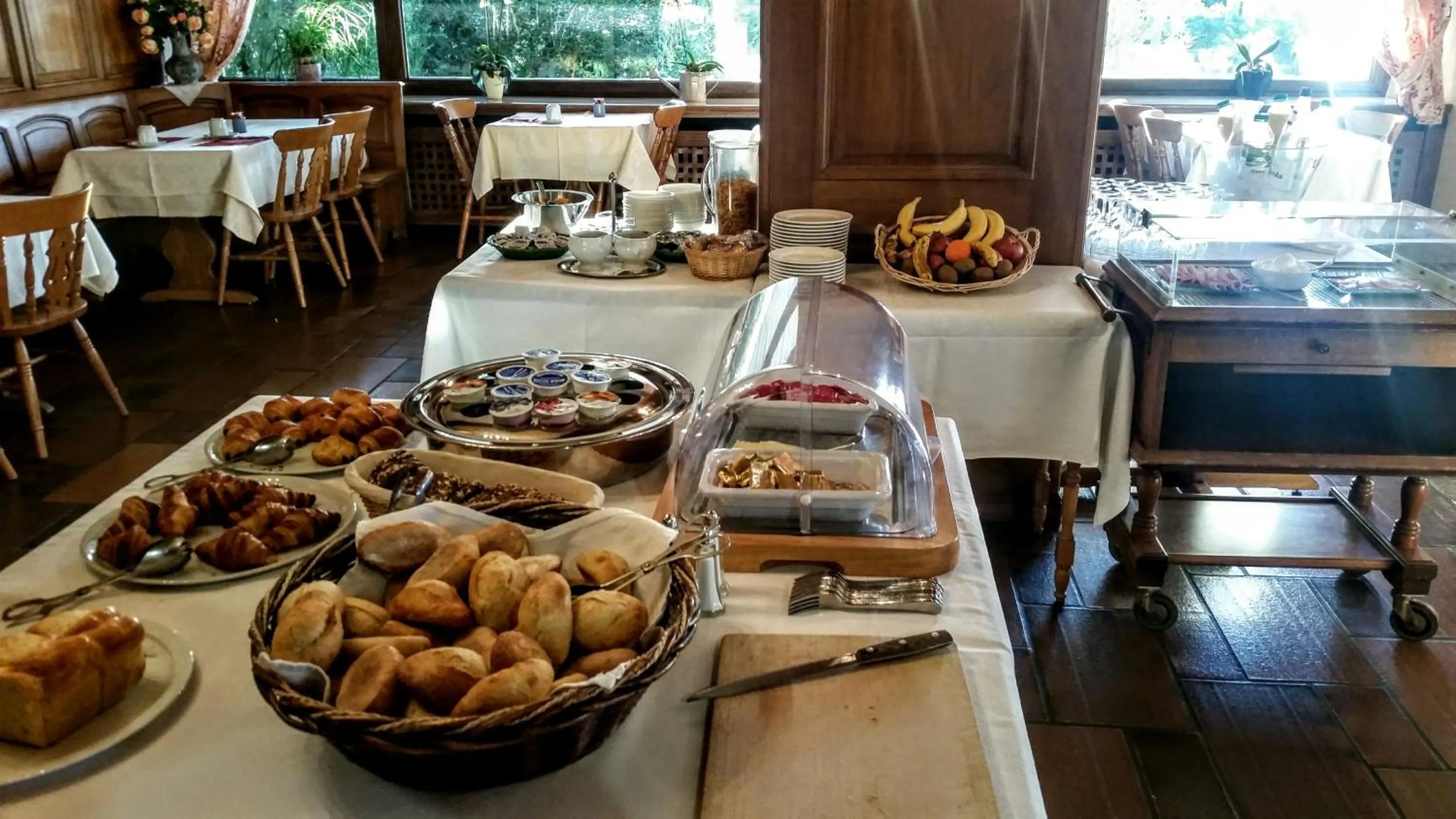 Buffet breakfast in Hostellerie Reeb