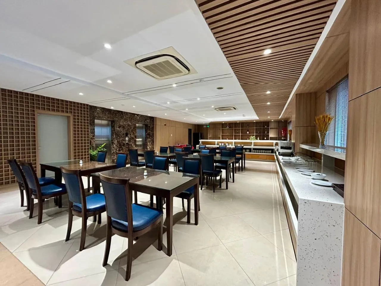 Restaurant/places to eat in Starlet Hotel