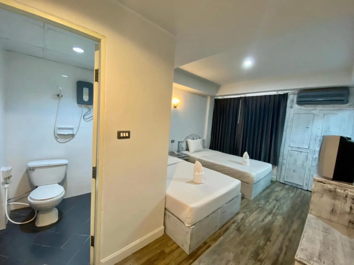 Bathroom, Bed in Sun Moon Hotel