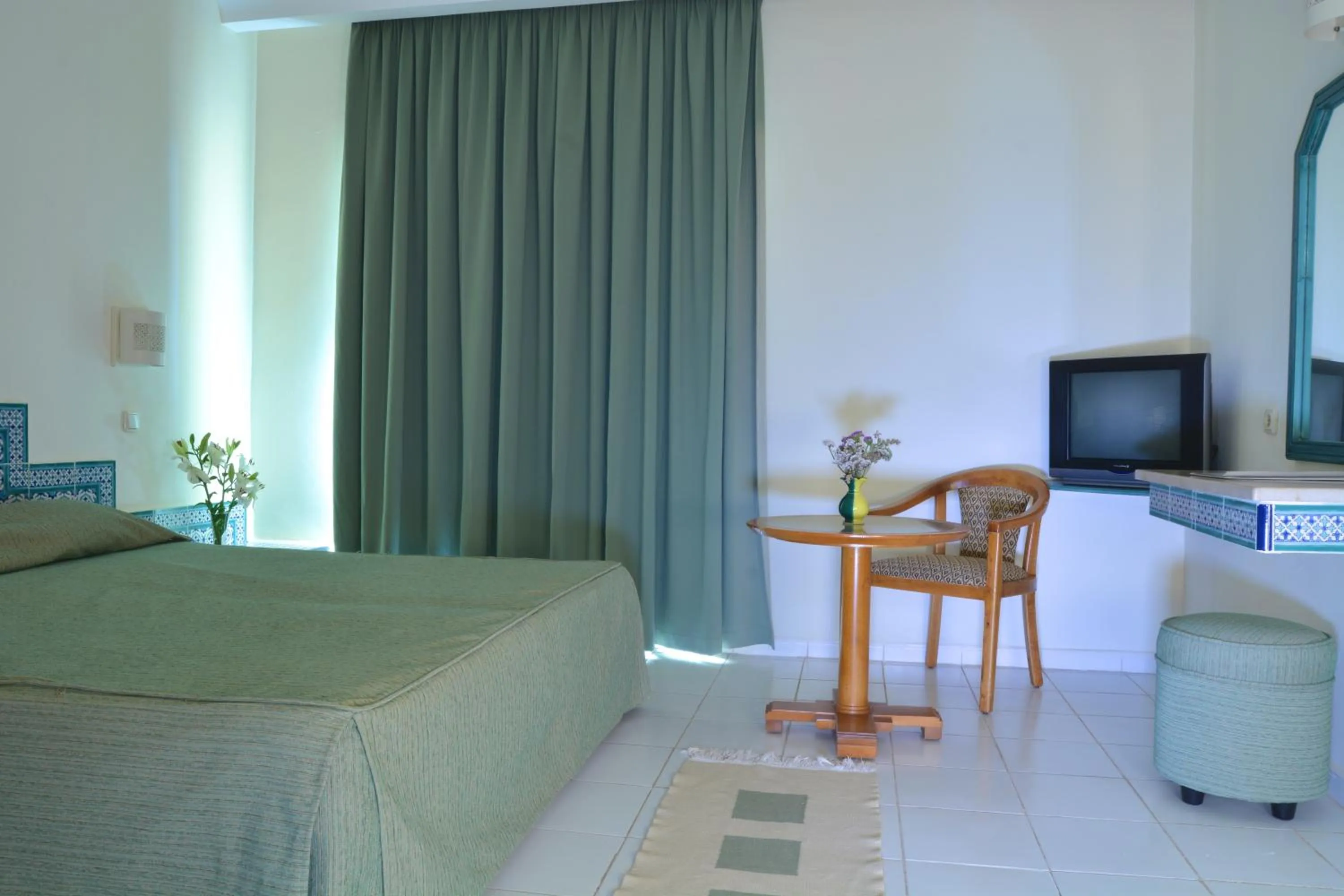 Bed in Hotel Venice Beach- Families and Couples Only