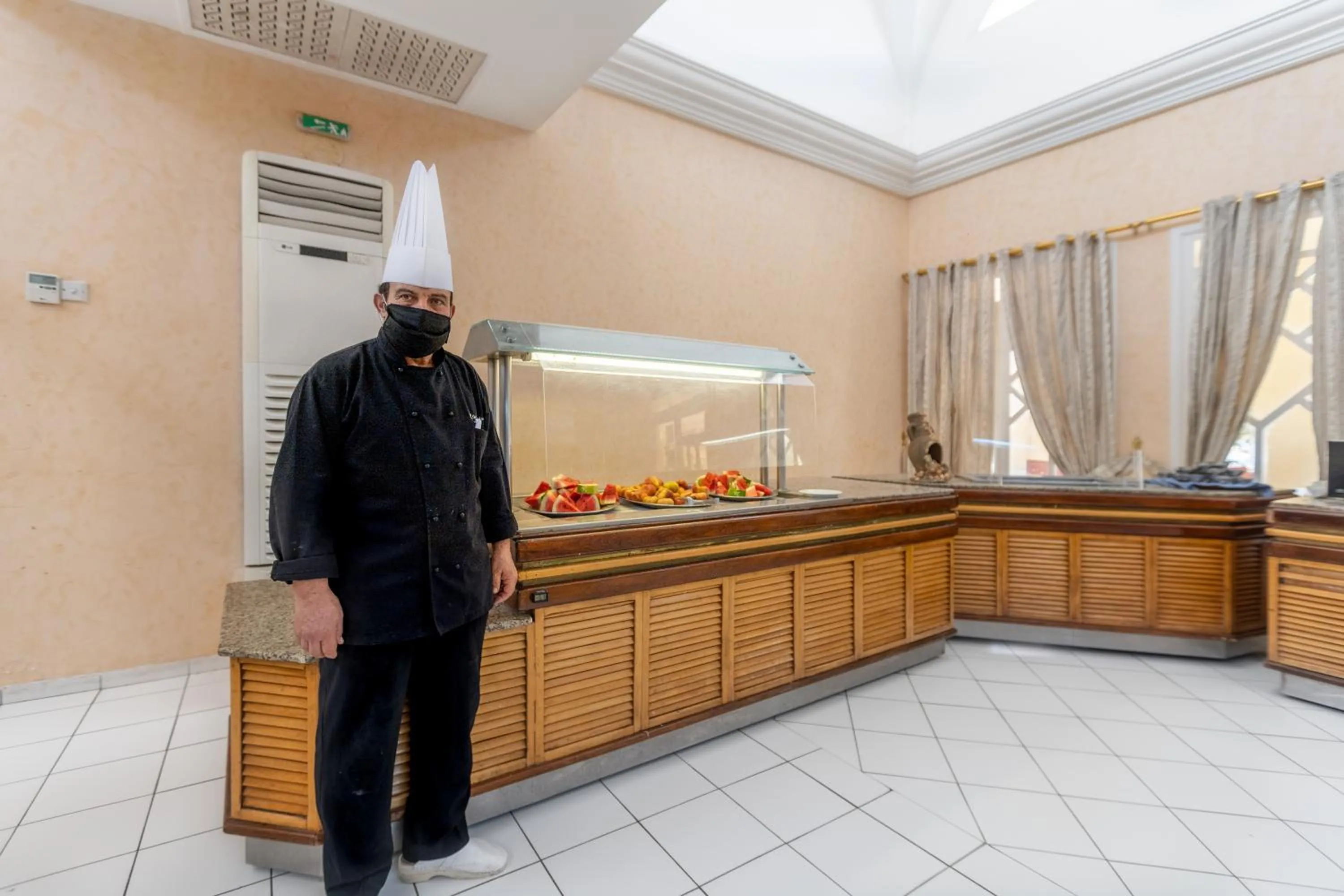 Restaurant/places to eat in Hotel Venice Beach- Families and Couples Only