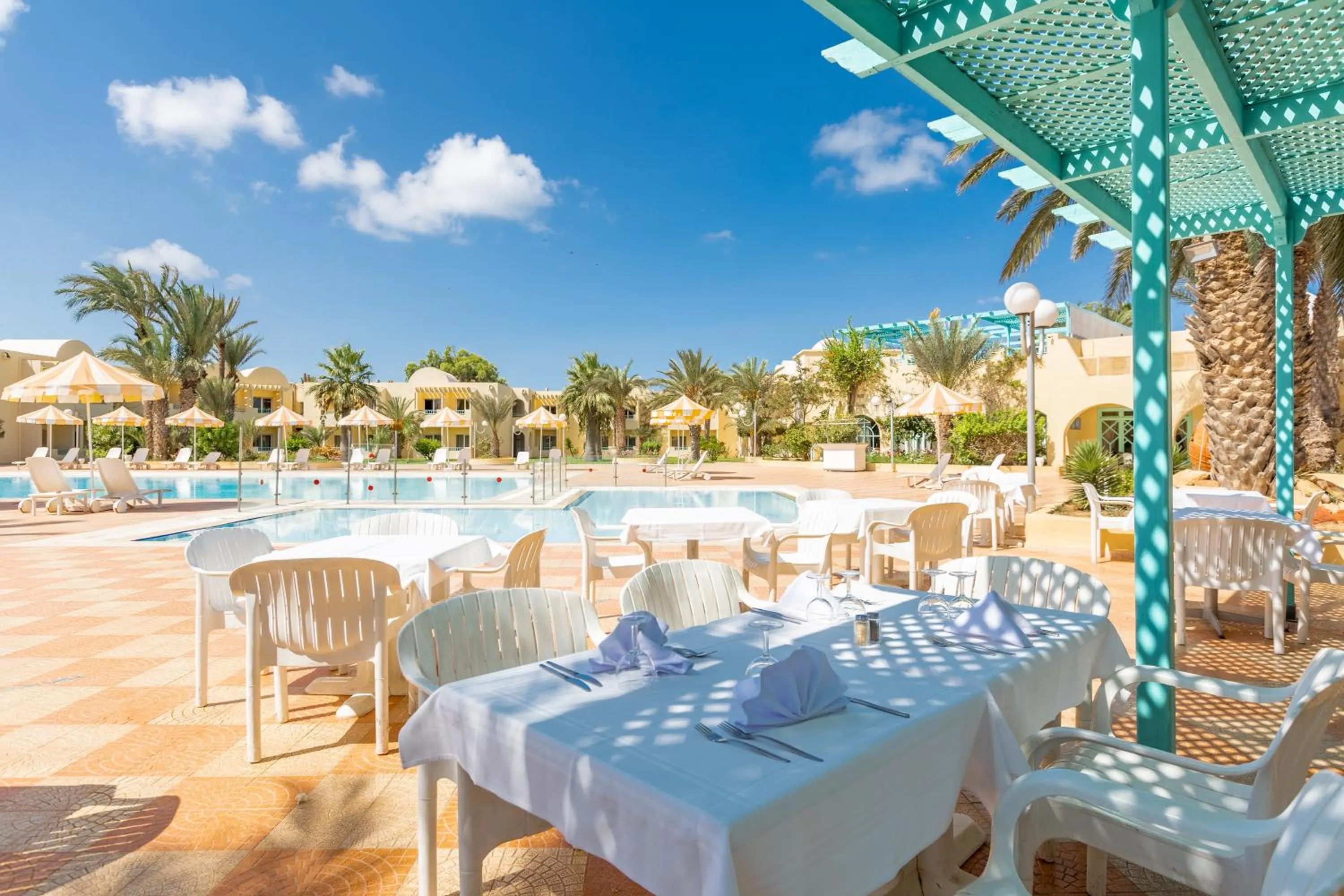 Restaurant/places to eat in Hotel Venice Beach- Families and Couples Only