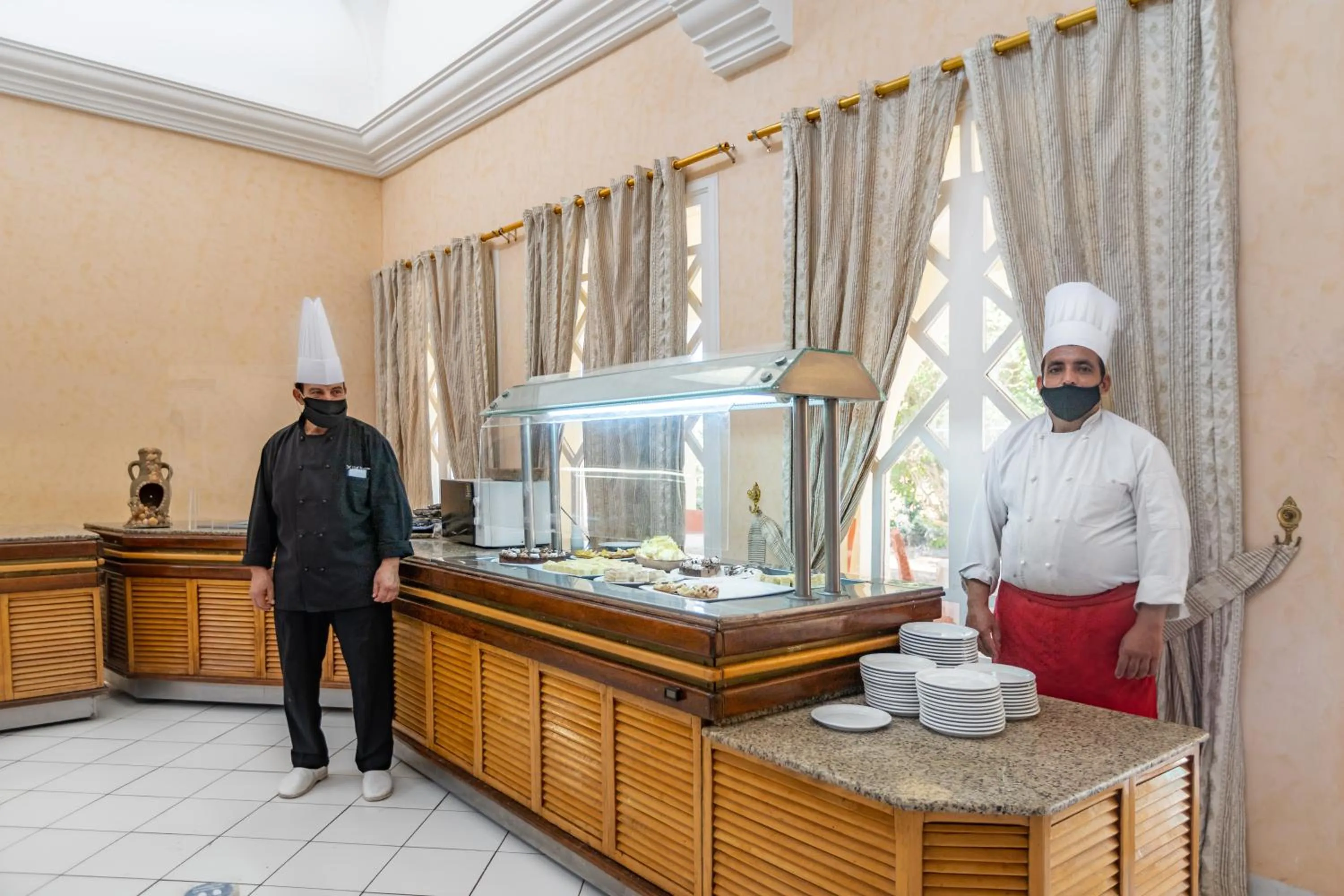 Restaurant/places to eat in Hotel Venice Beach- Families and Couples Only