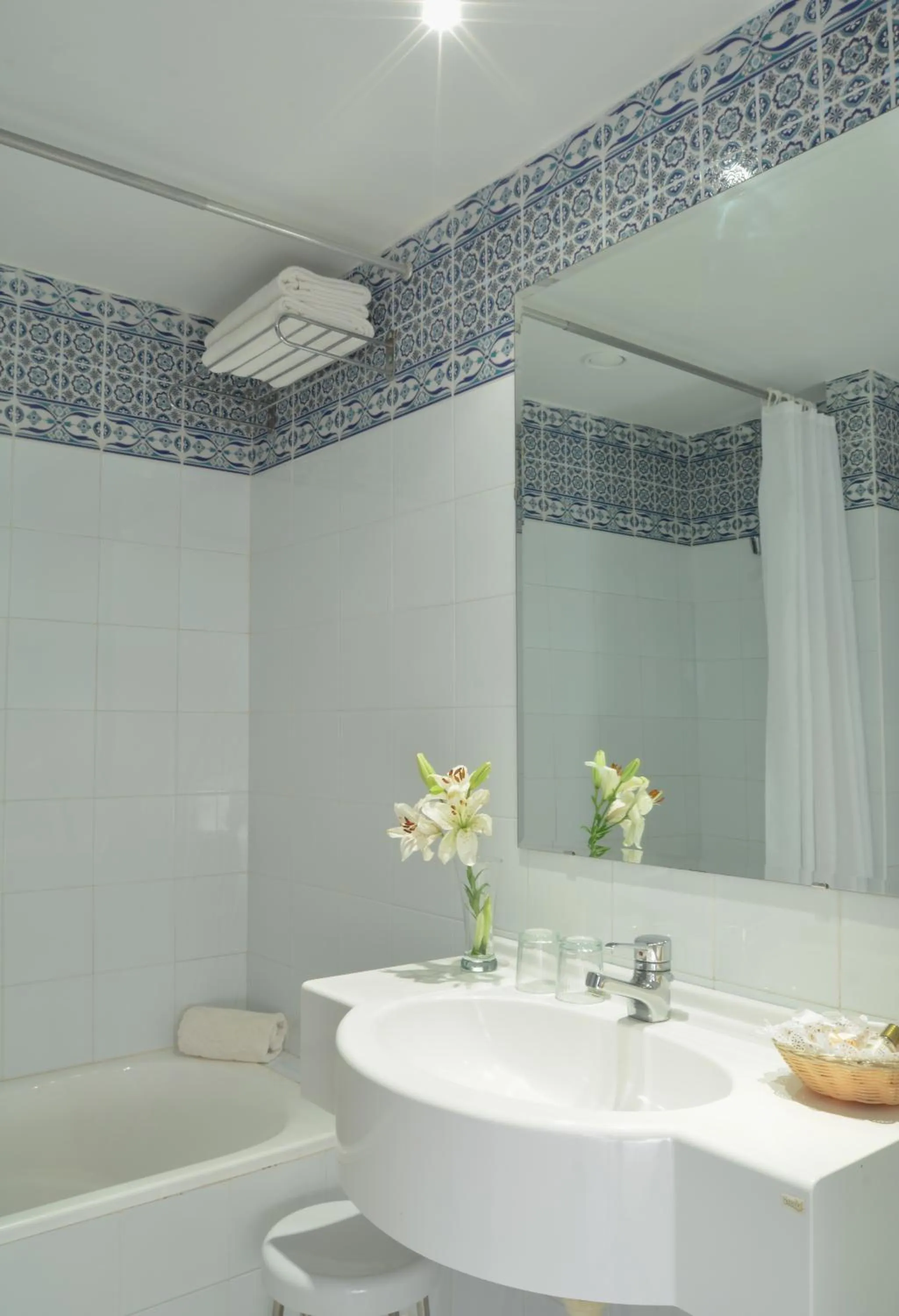 Bathroom in Hotel Venice Beach- Families and Couples Only