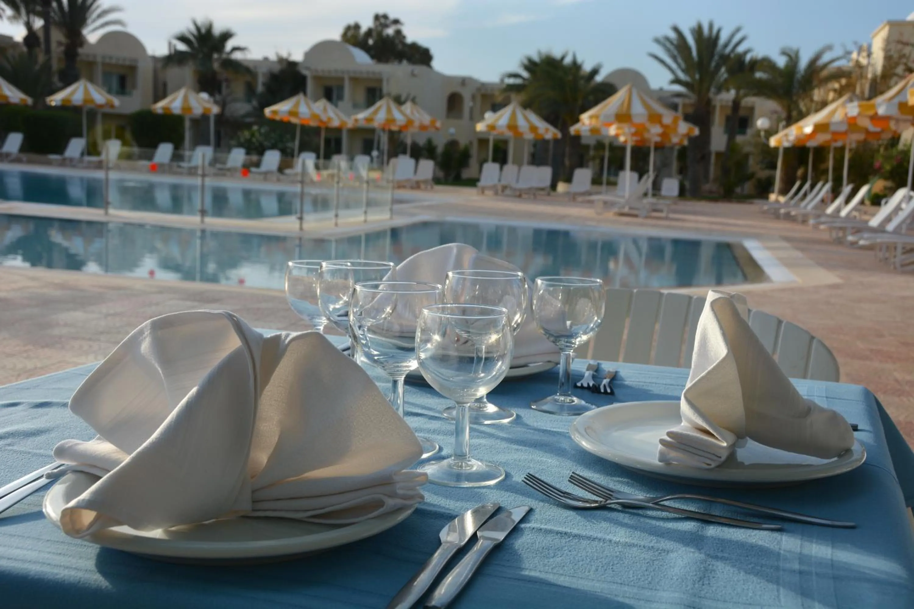 Restaurant/places to eat in Hotel Venice Beach- Families and Couples Only