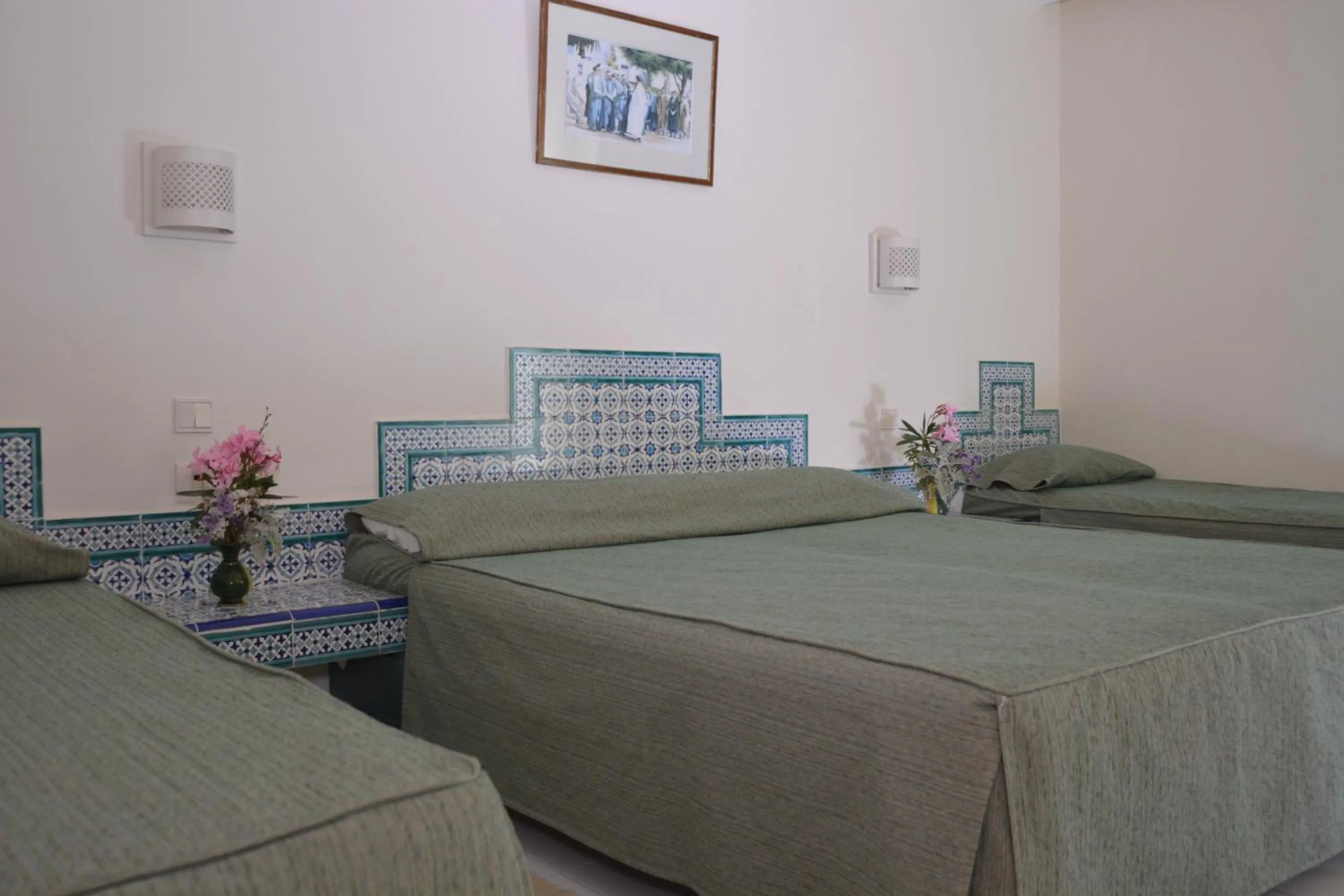 Bed in Hotel Venice Beach- Families and Couples Only