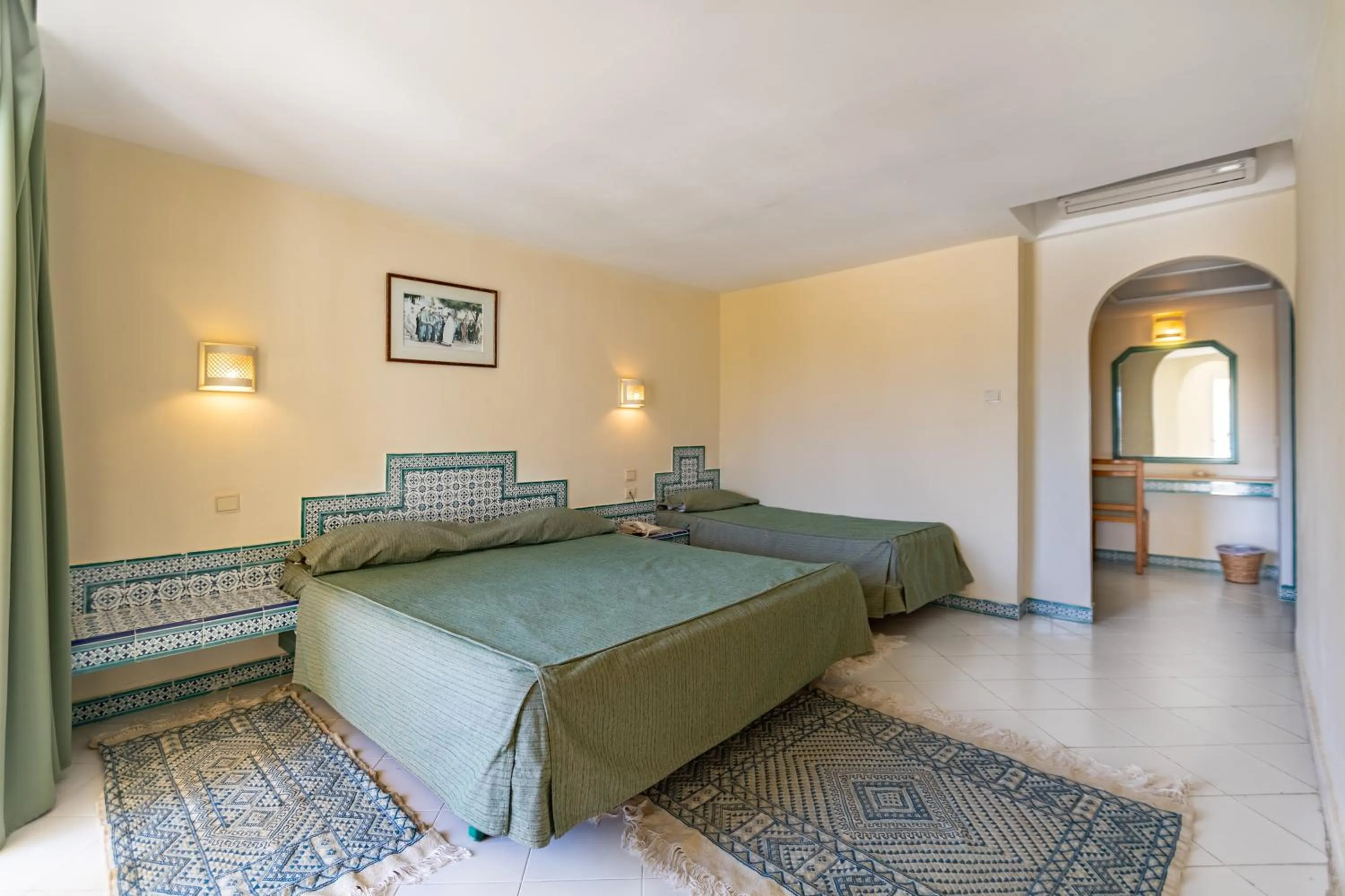 Bedroom, Bed in Hotel Venice Beach- Families and Couples Only