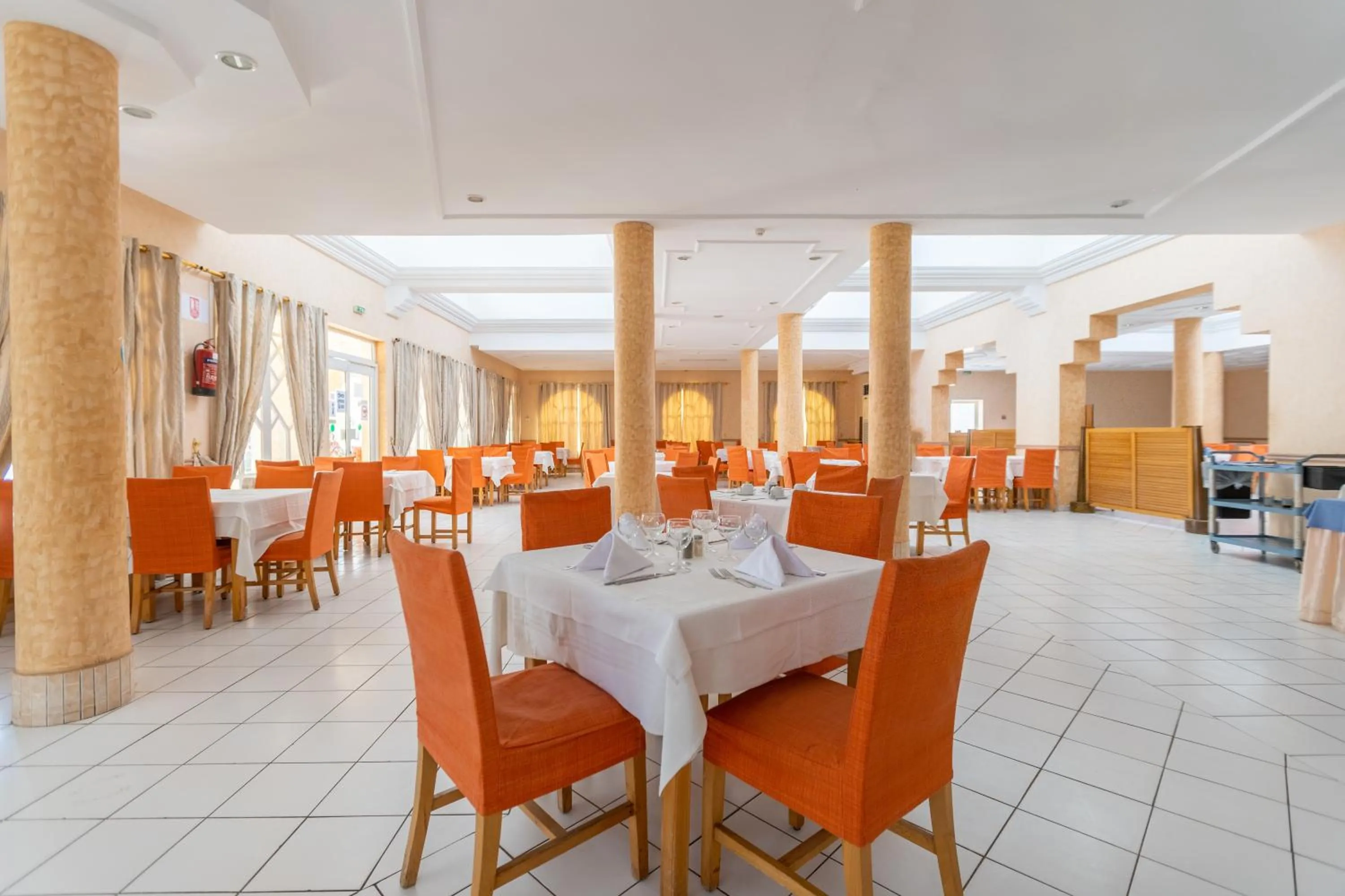 Restaurant/places to eat in Hotel Venice Beach- Families and Couples Only