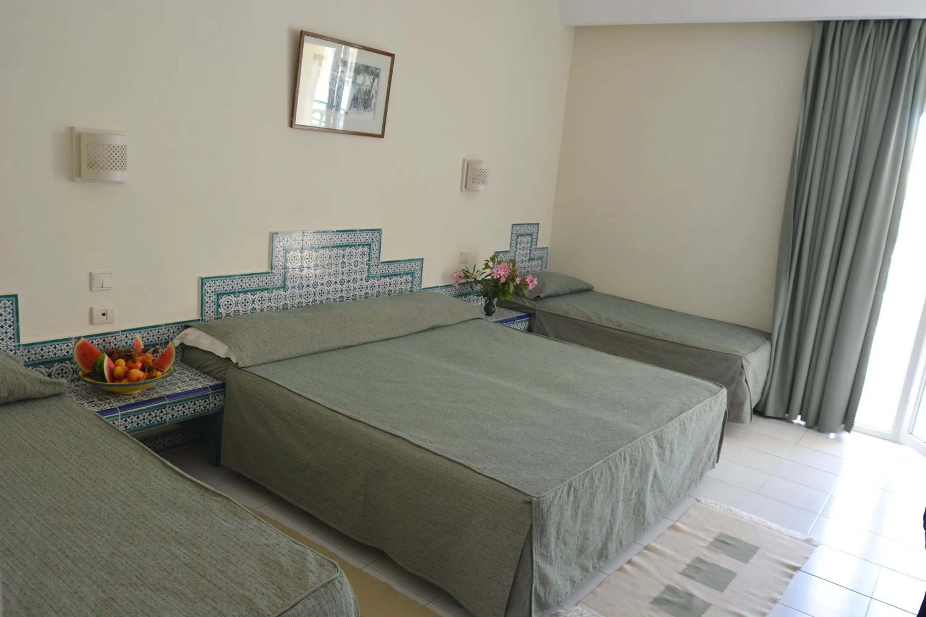 Bed in Hotel Venice Beach- Families and Couples Only