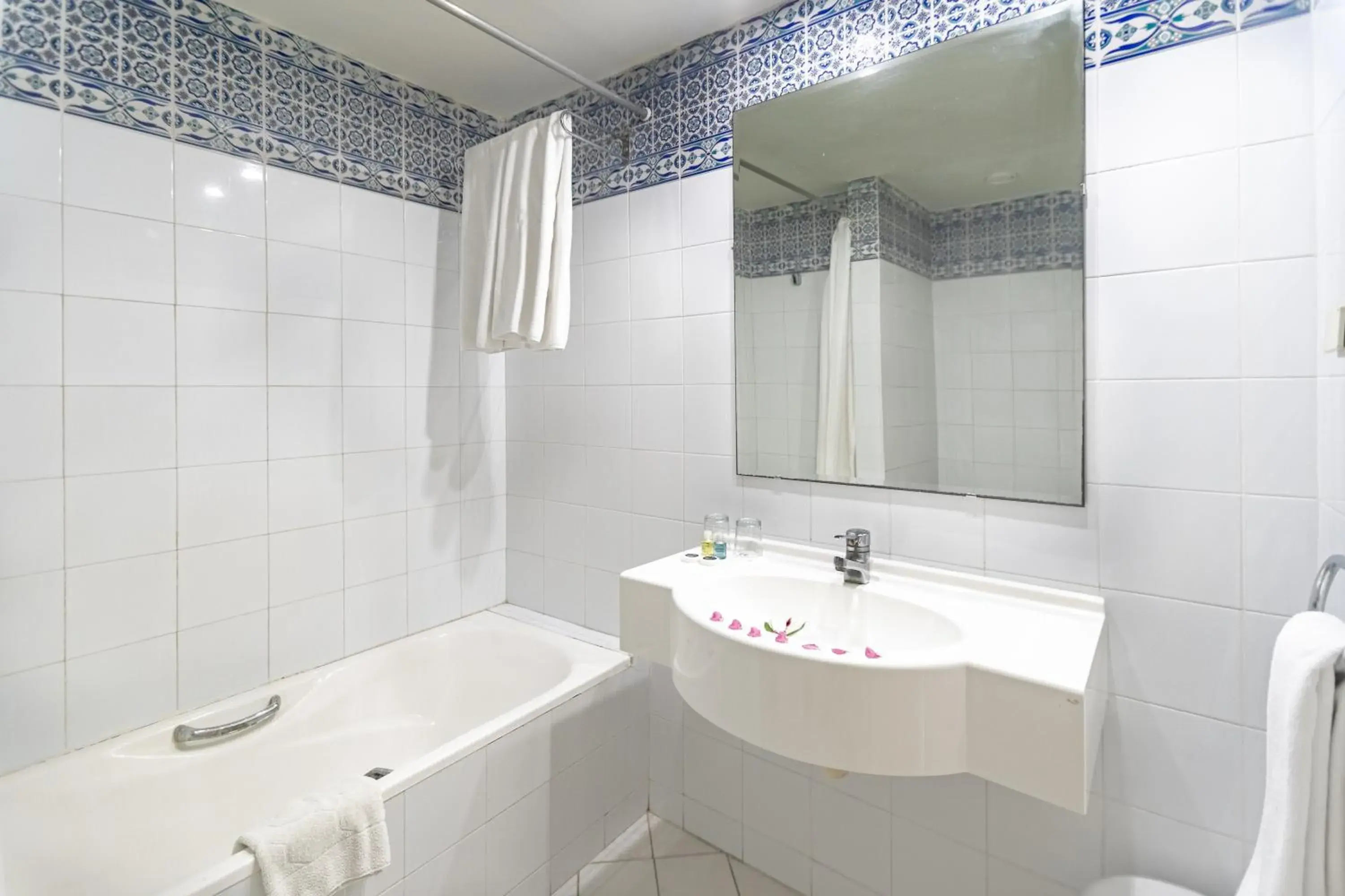 Bathroom in Hotel Venice Beach- Families and Couples Only Bathroom in Hotel Venice Beach- Families and Couples Only