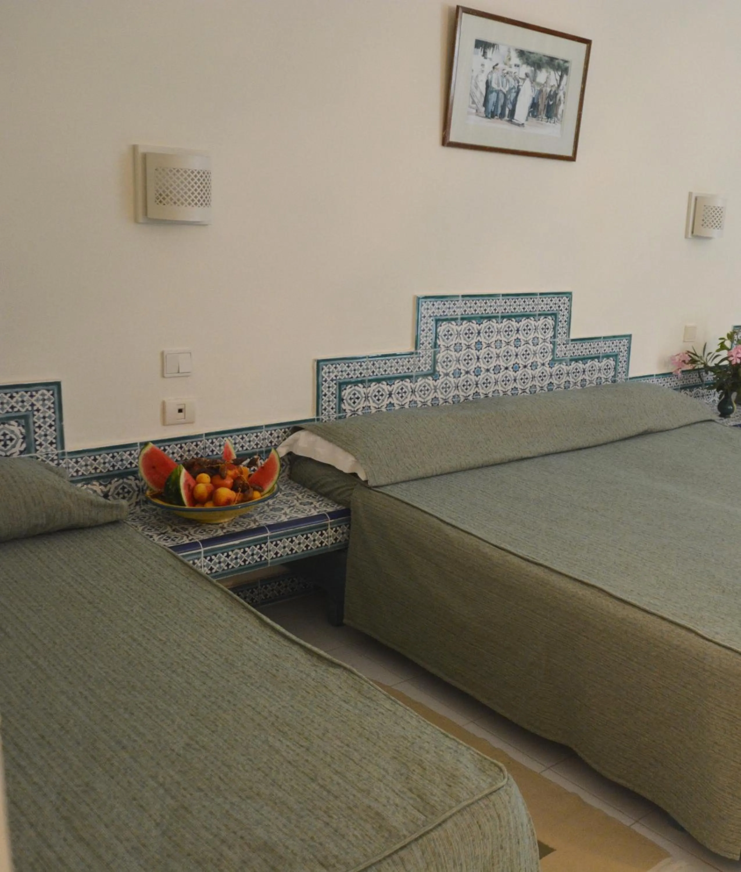 Bed in Hotel Venice Beach- Families and Couples Only