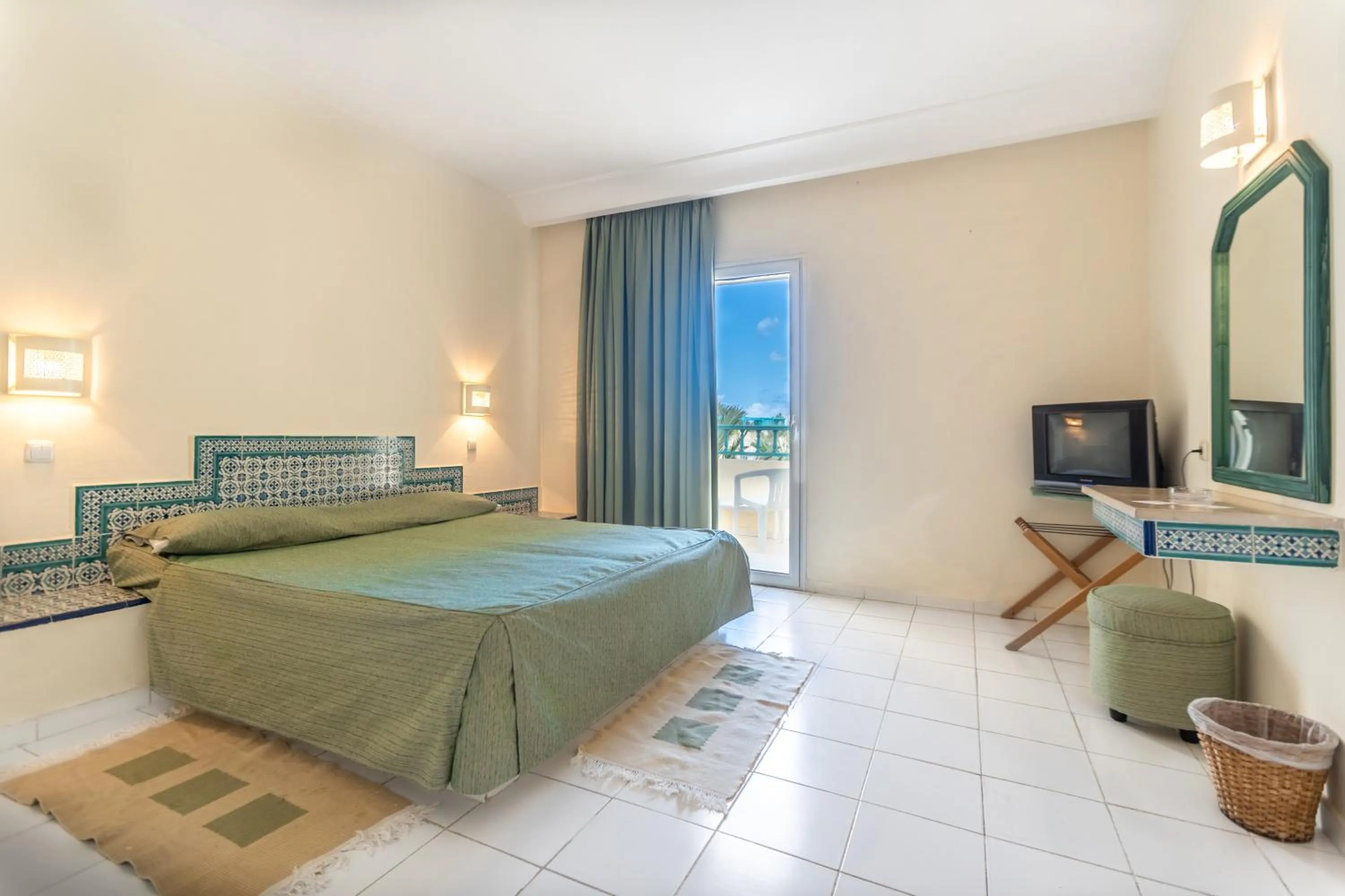 Bedroom, Bed in Hotel Venice Beach- Families and Couples Only