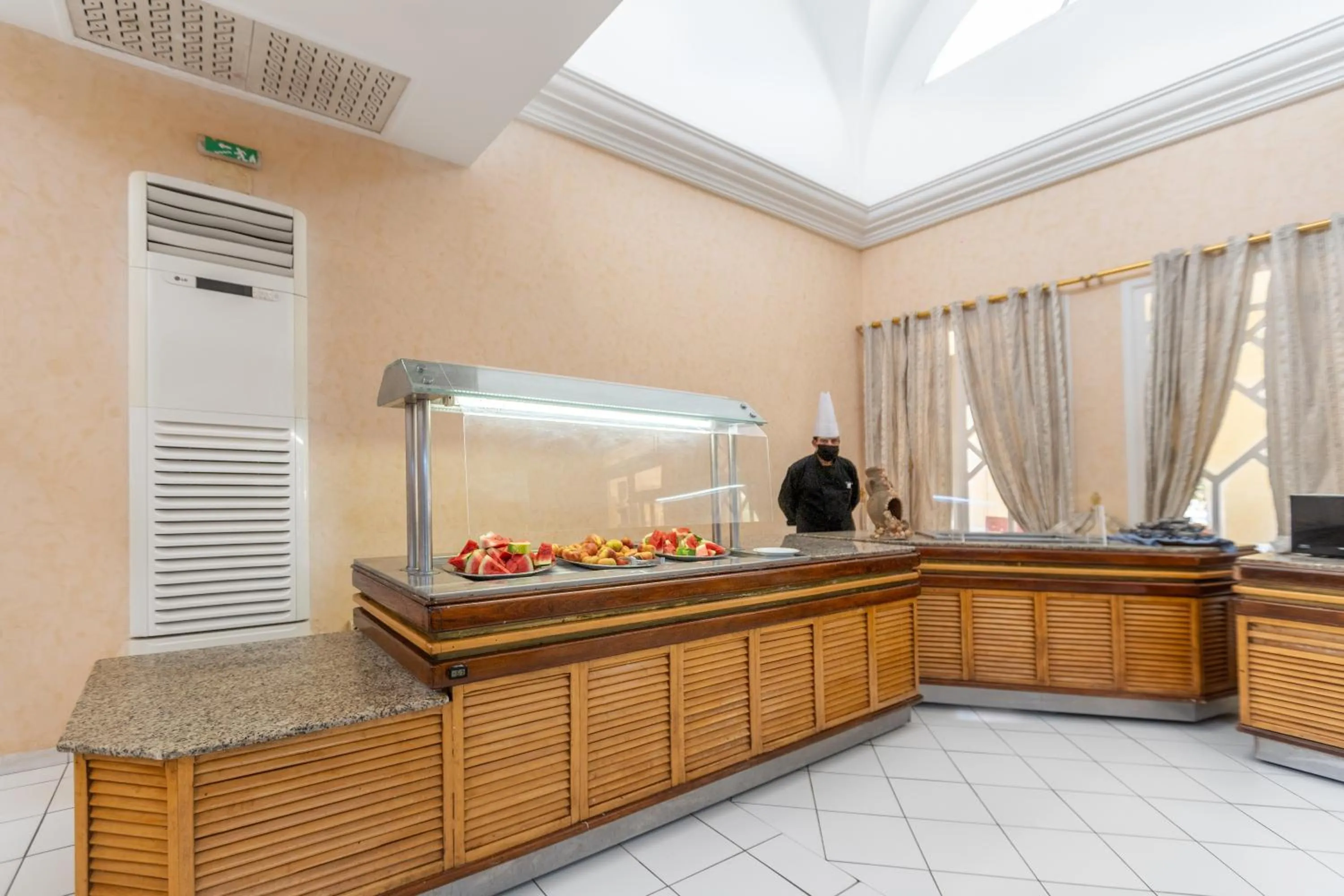 Restaurant/places to eat in Hotel Venice Beach- Families and Couples Only