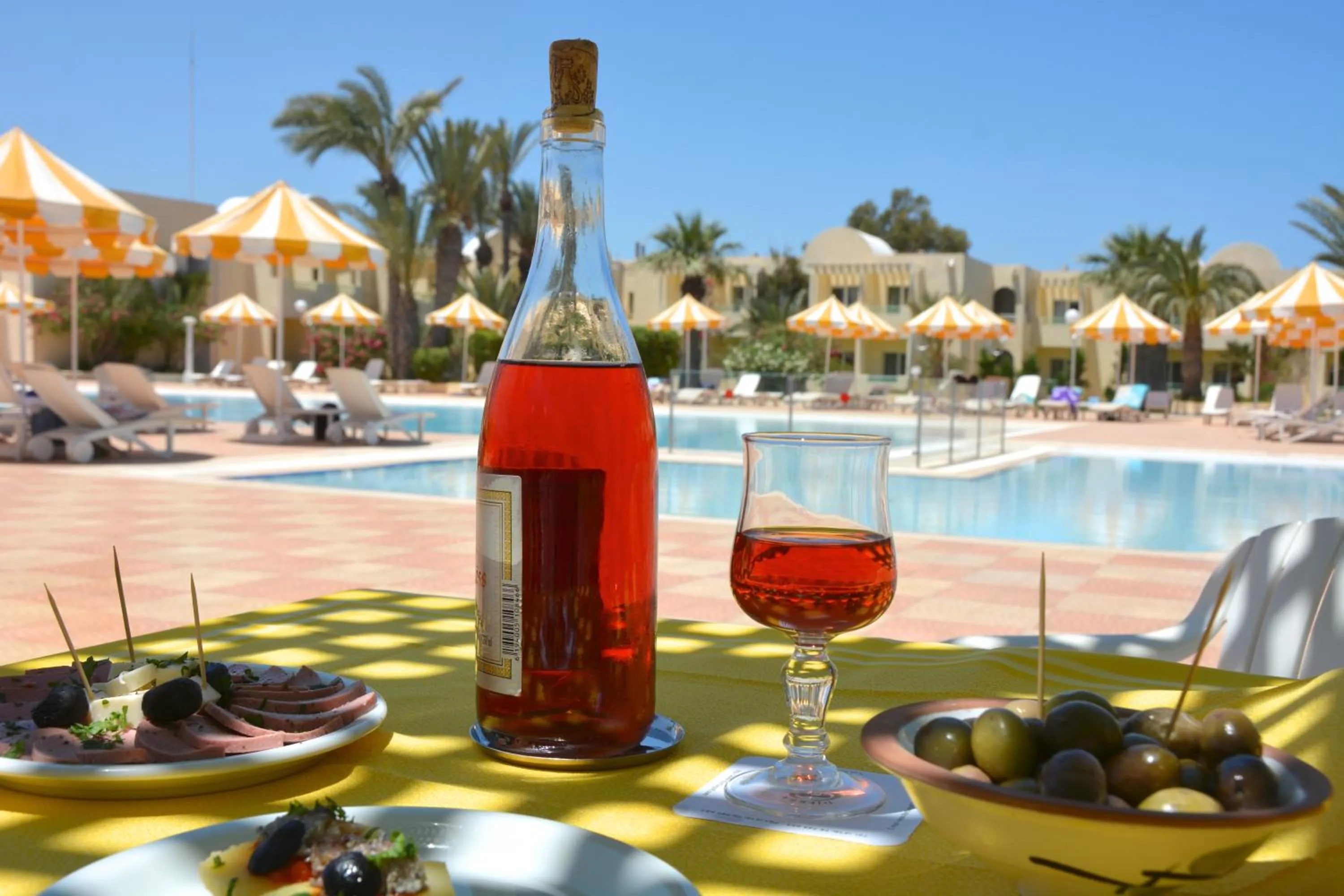 Restaurant/places to eat in Hotel Venice Beach- Families and Couples Only