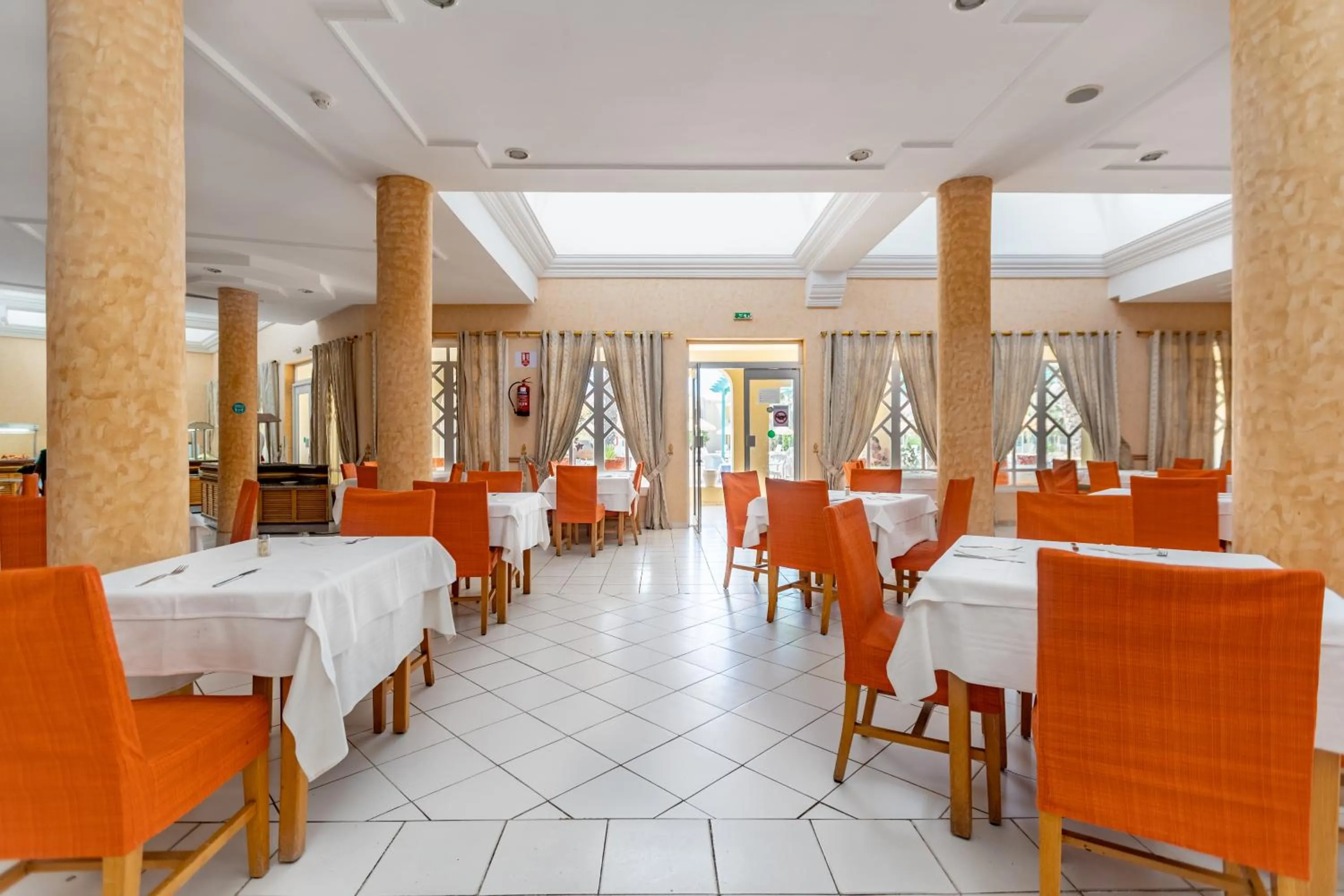 Restaurant/places to eat in Hotel Venice Beach- Families and Couples Only