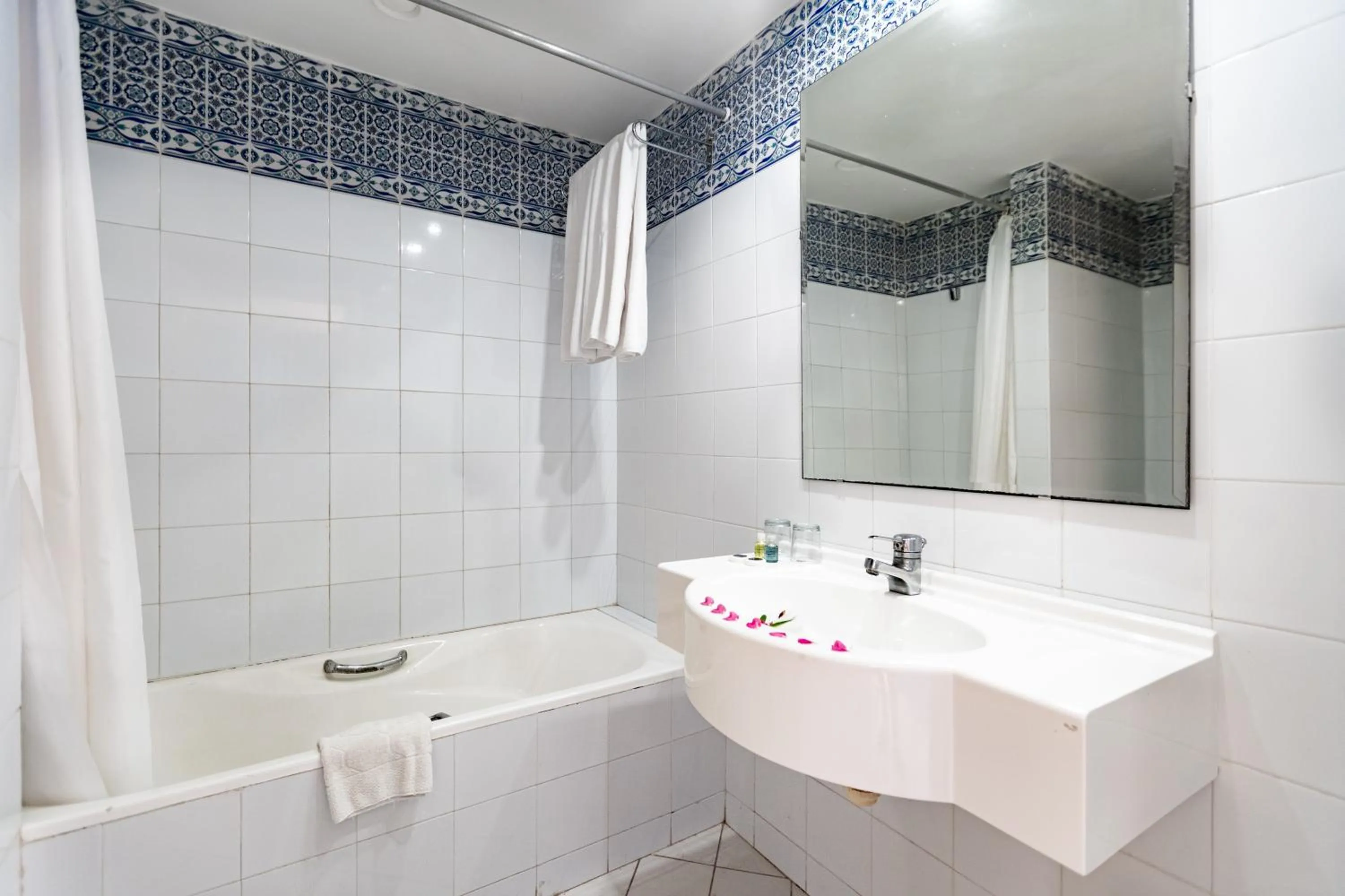 Bathroom in Hotel Venice Beach- Families and Couples Only