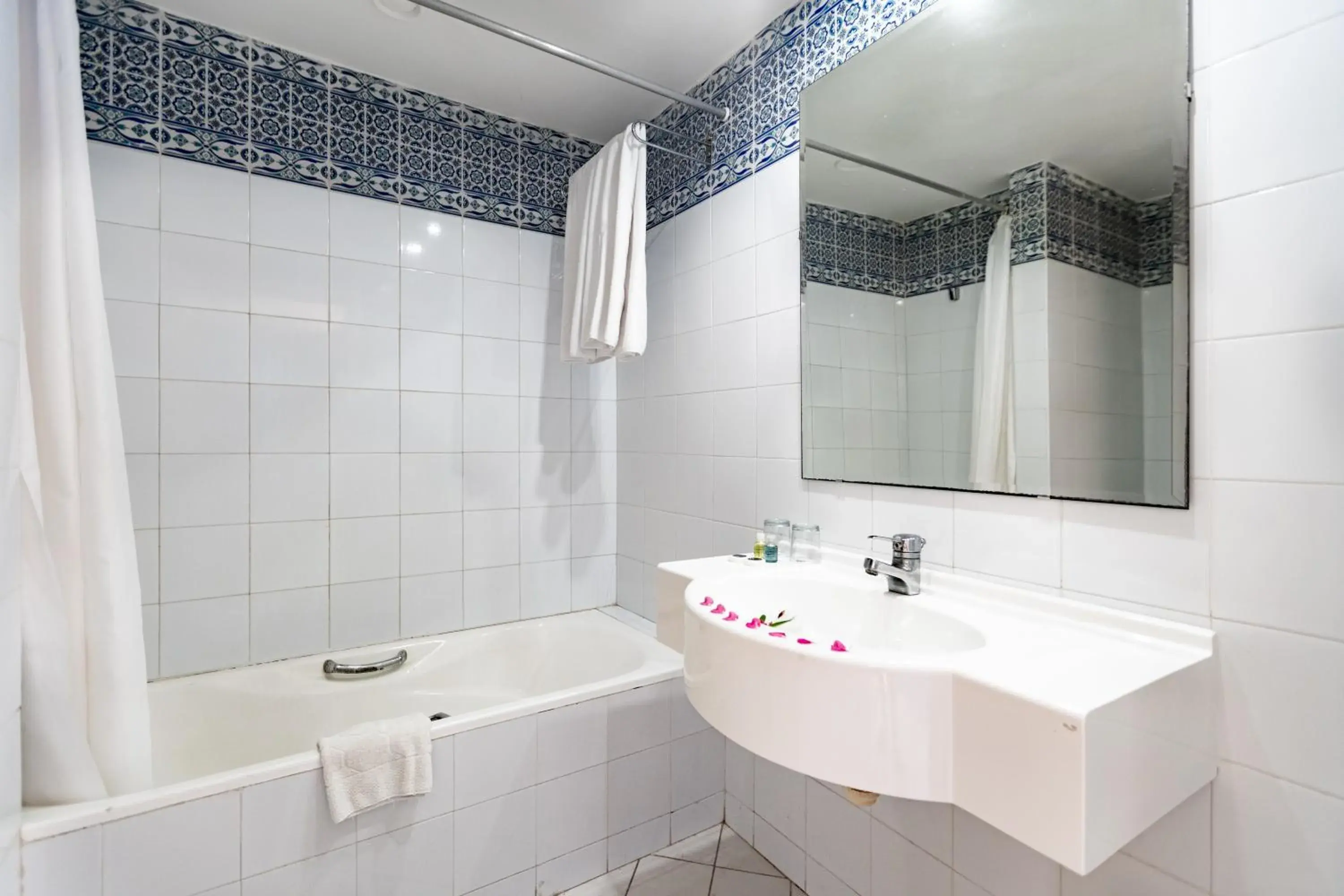 Bathroom in Hotel Venice Beach- Families and Couples Only Bathroom in Hotel Venice Beach- Families and Couples Only