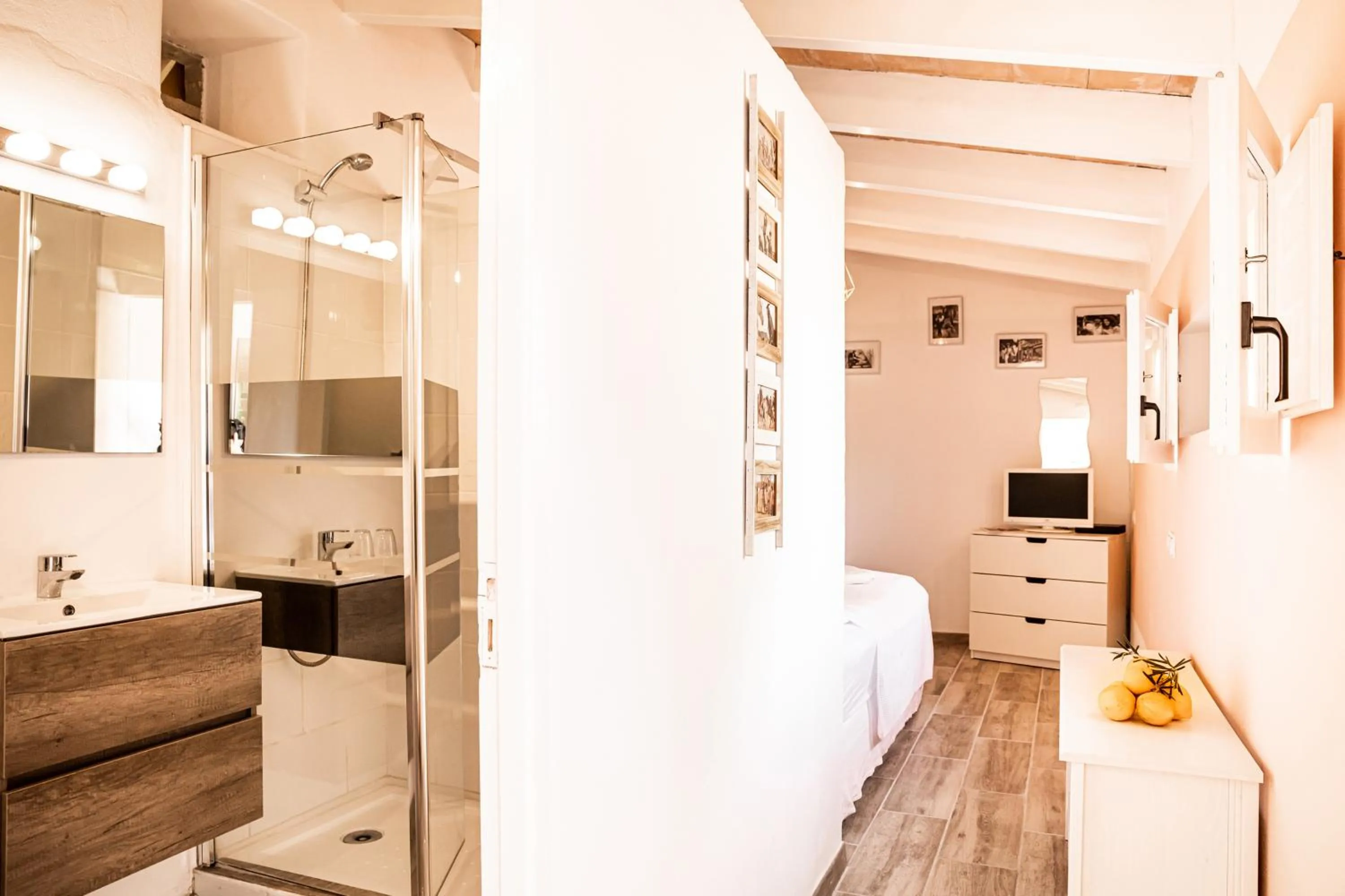 Bathroom, Bed in Agroturismo Finca Sa Tanca