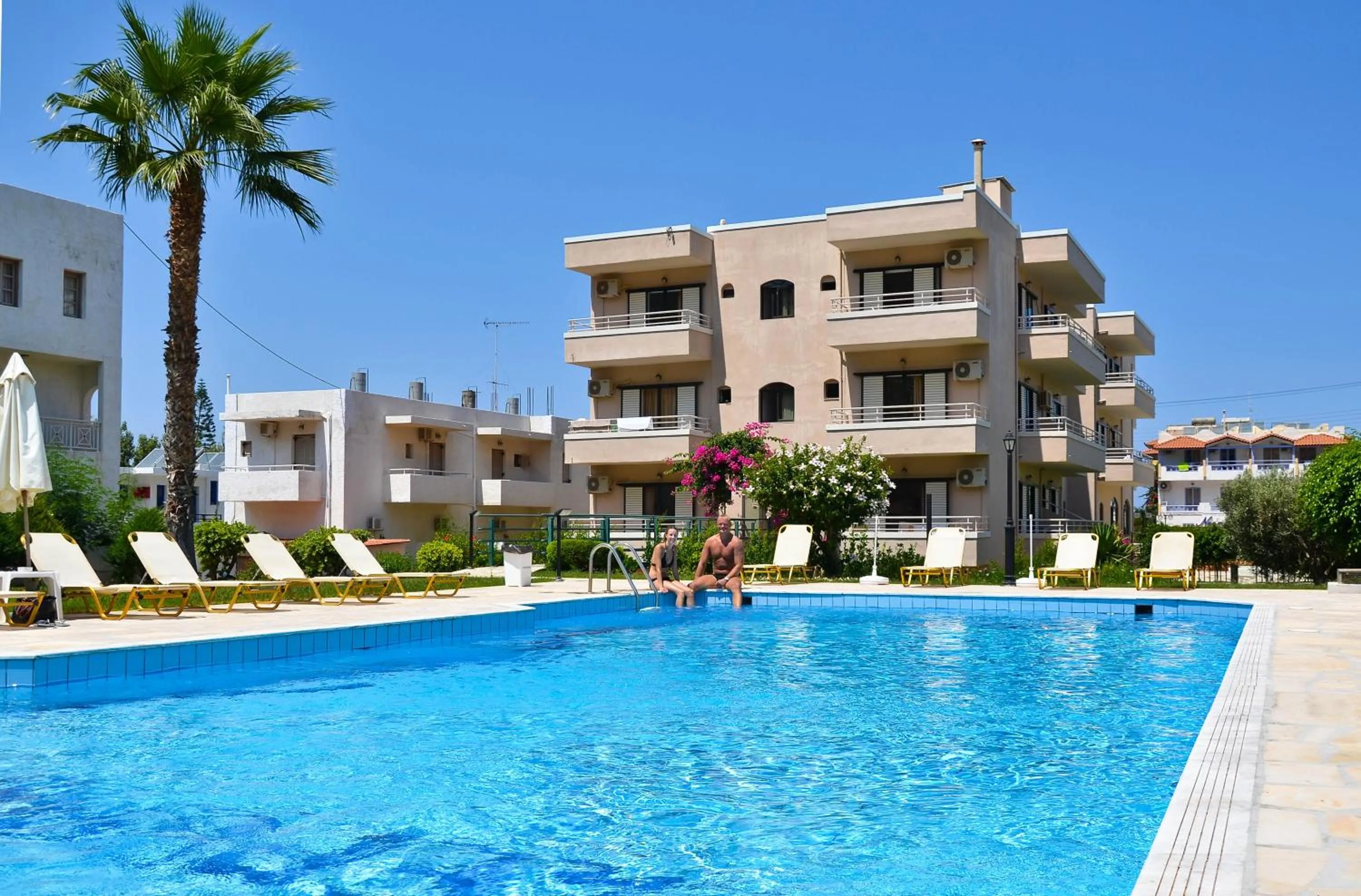 Swimming pool in Niko Elen