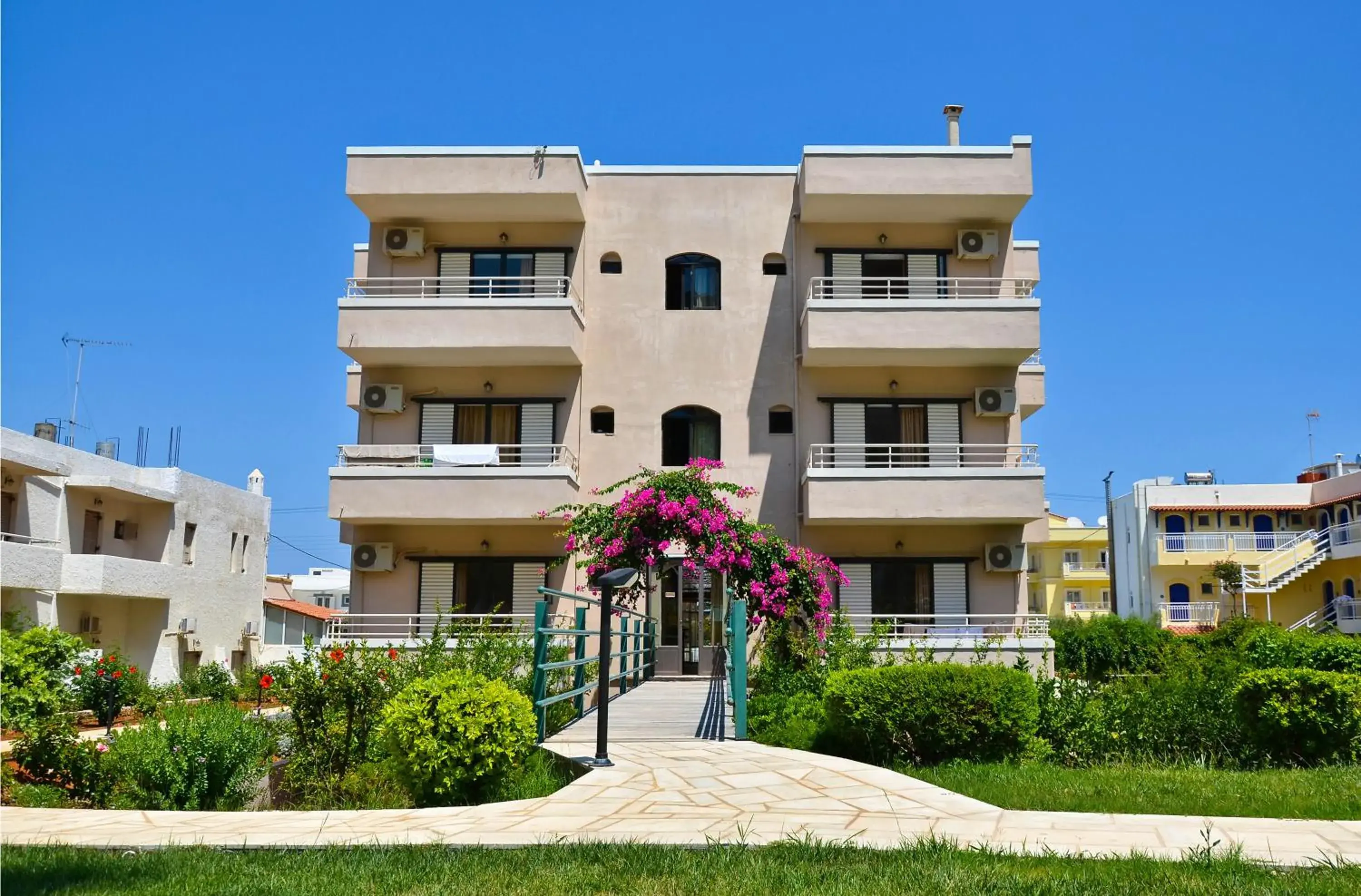 Facade/entrance in Niko Elen Facade/entrance in Niko Elen