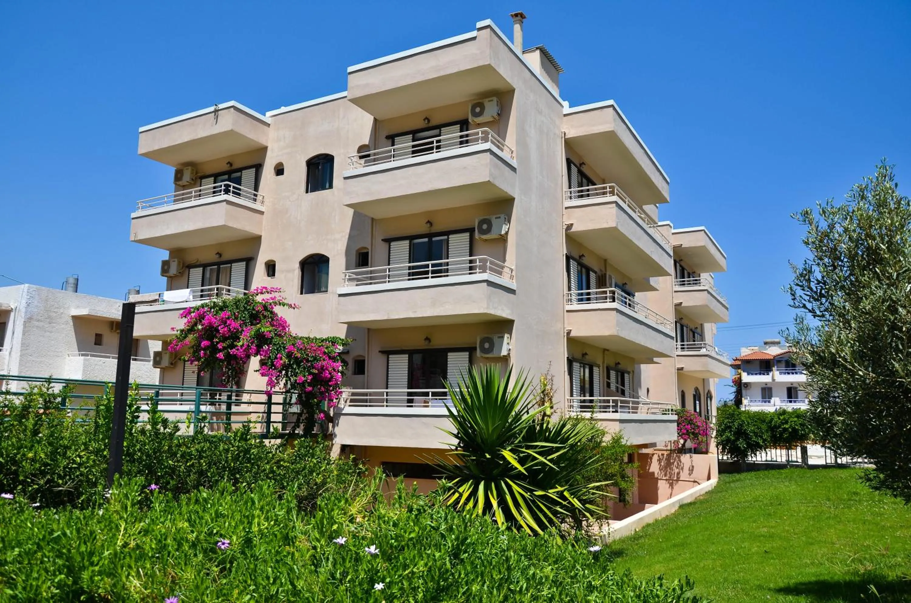 Property building in Niko Elen