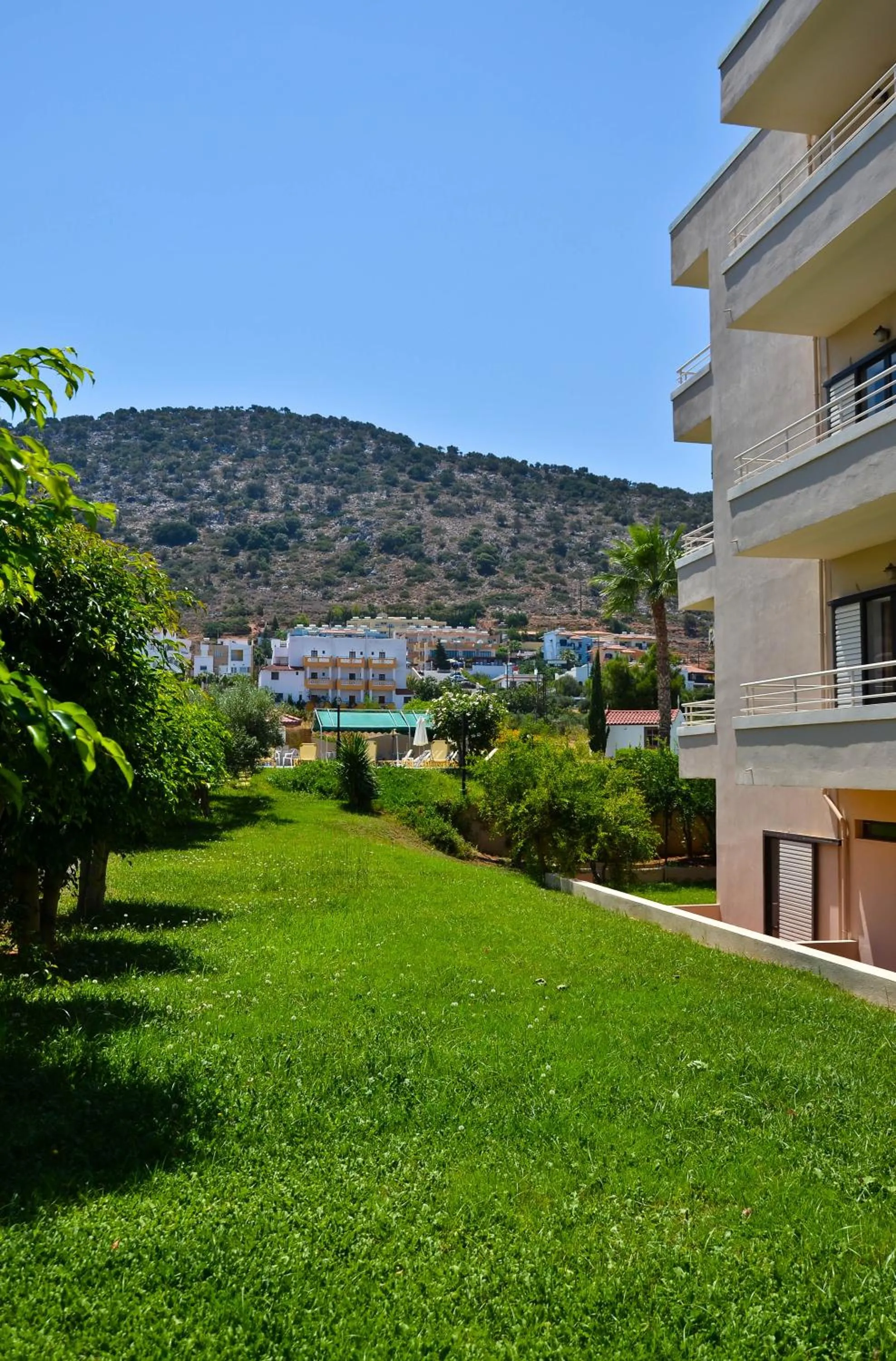 Garden view in Niko Elen