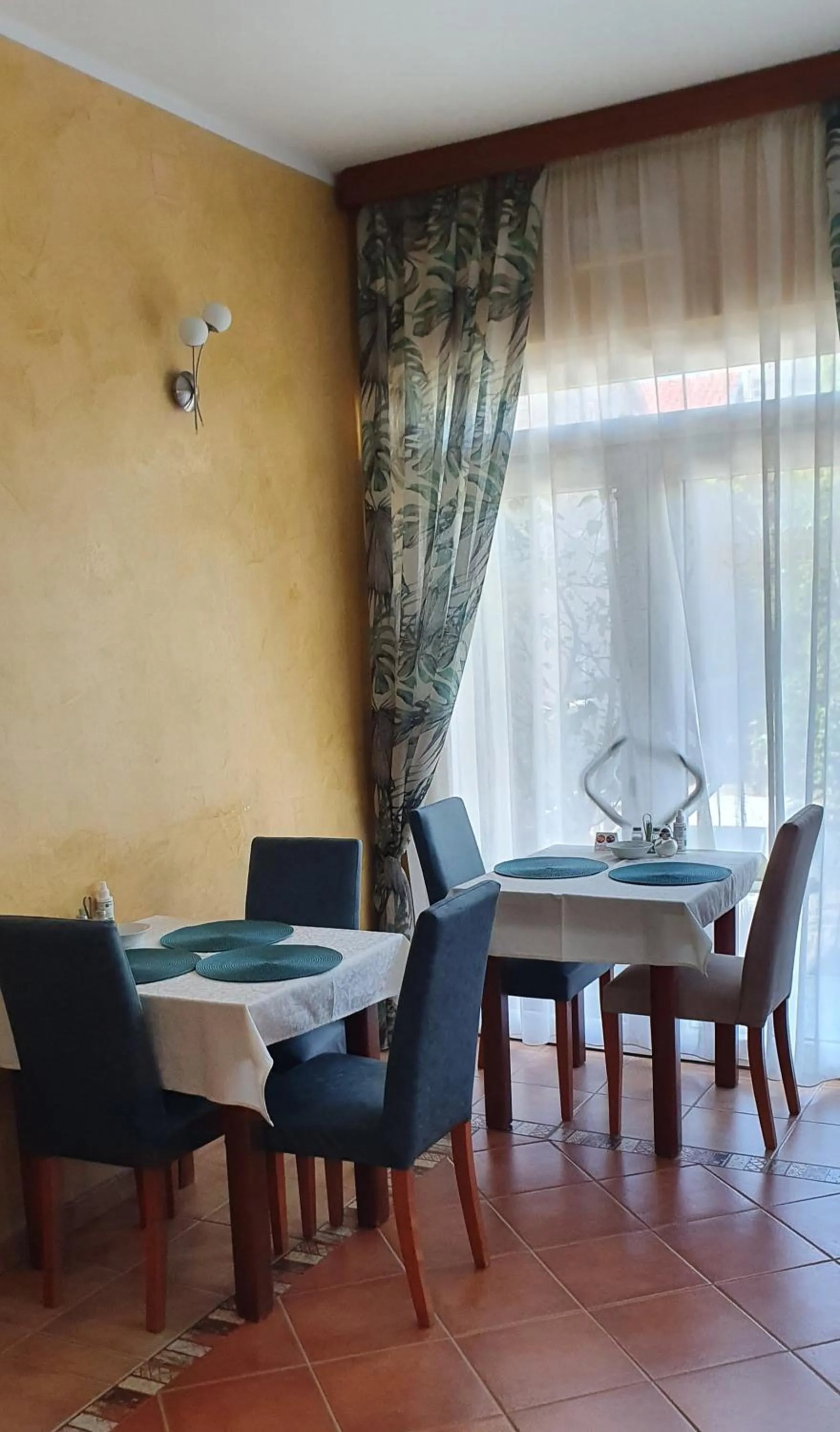 Restaurant/places to eat in Hotel Fineso