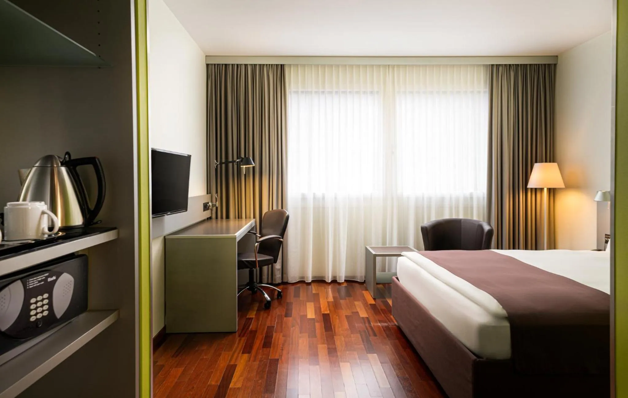 Photo of the whole room, Bed in Holiday Inn Zürich Messe by IHG