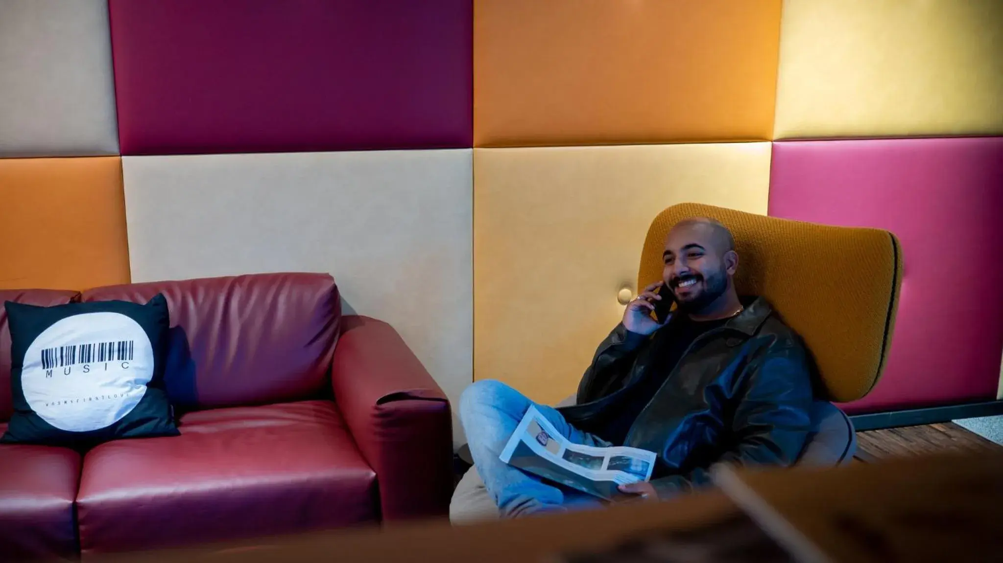 Lounge or bar in Holiday Inn Zürich Messe by IHG Lounge or bar in Holiday Inn Zürich Messe by IHG