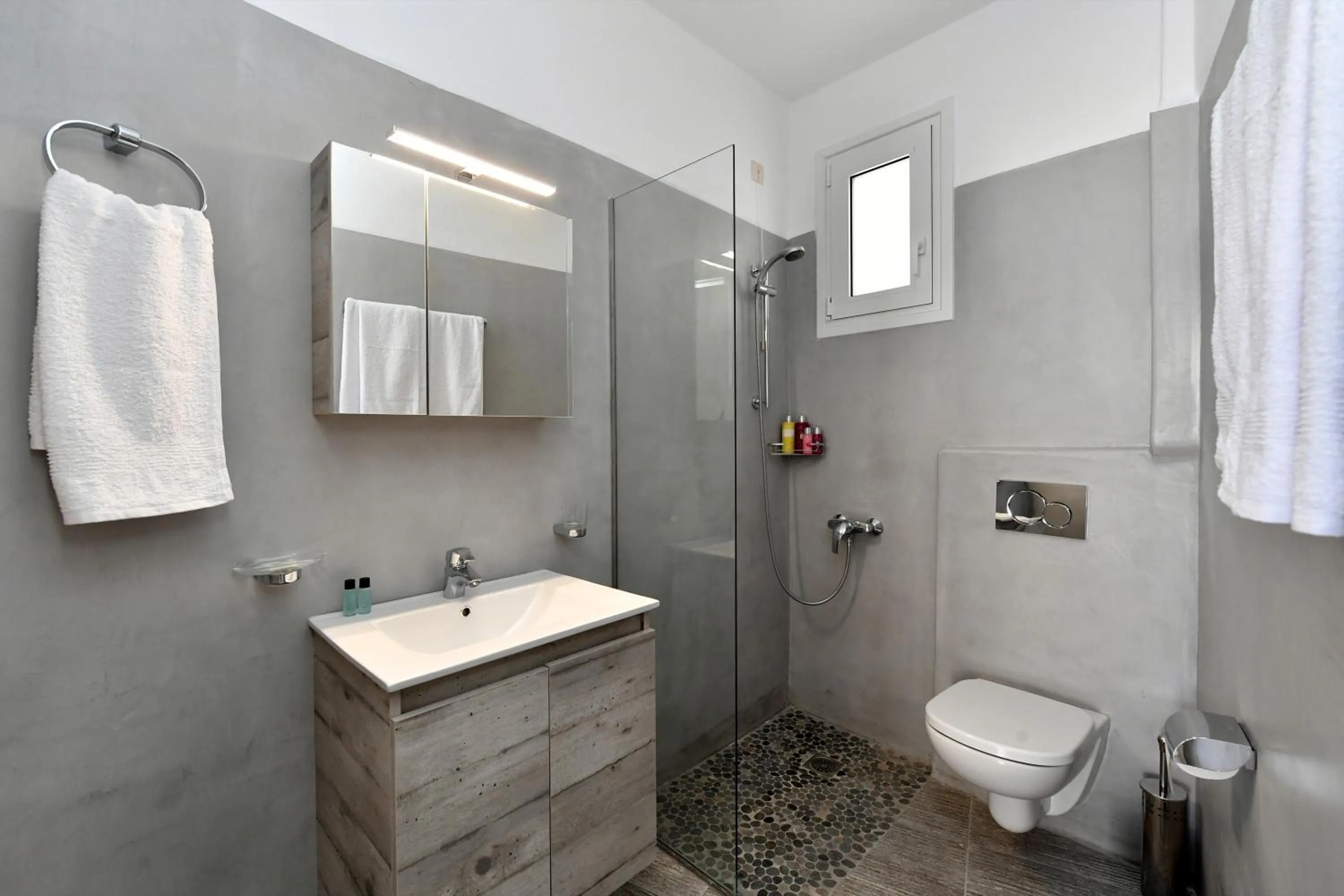 Shower in Fotilia Hotel