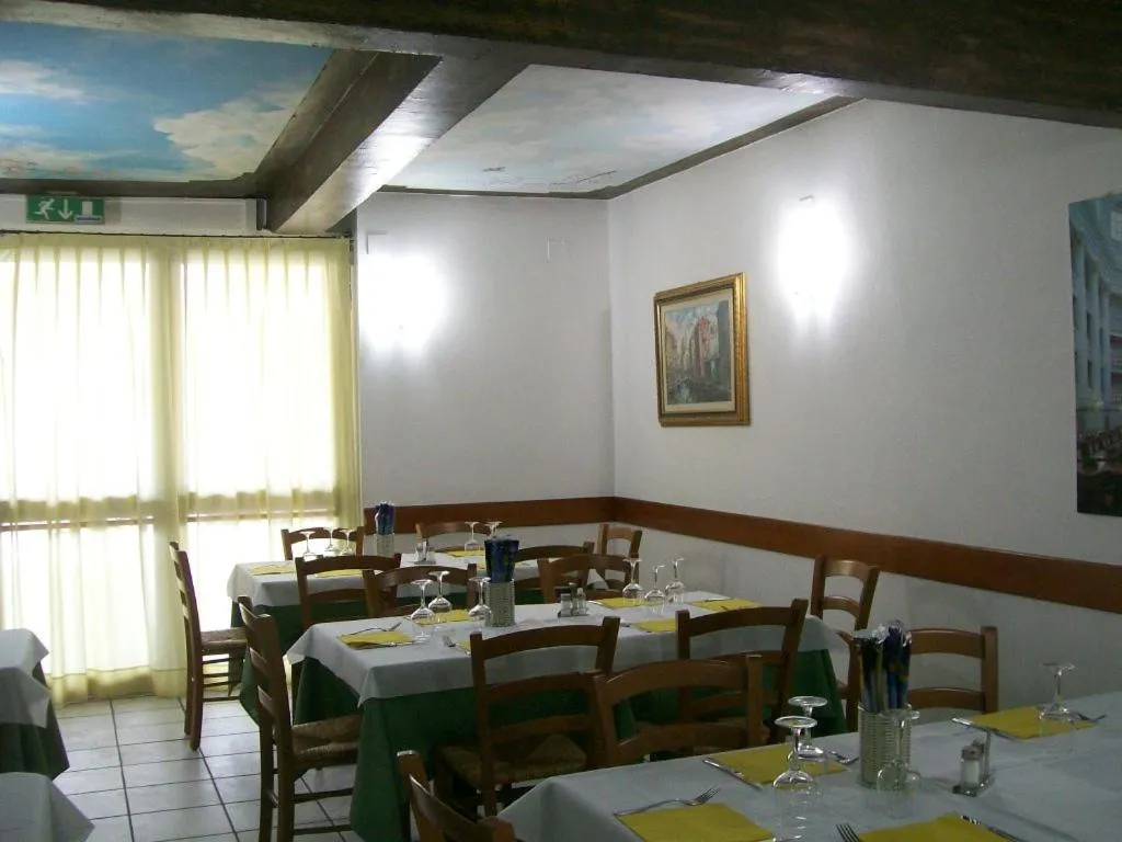 Restaurant/places to eat in Hotel La Rosta