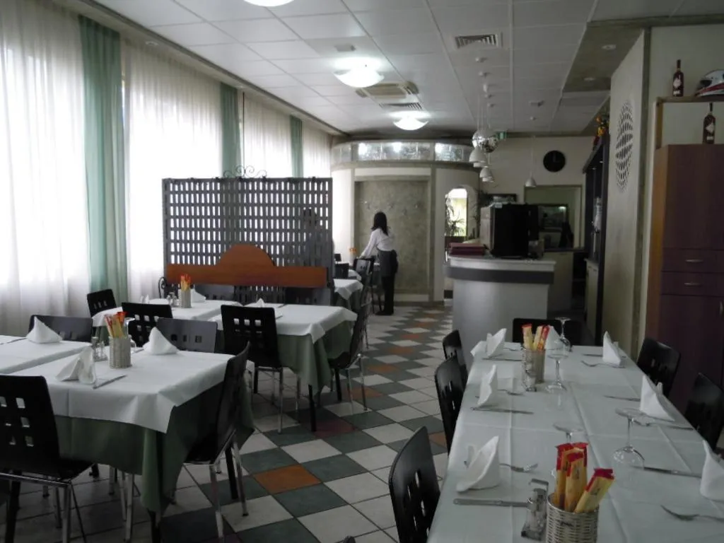 Restaurant/places to eat in Hotel La Rosta