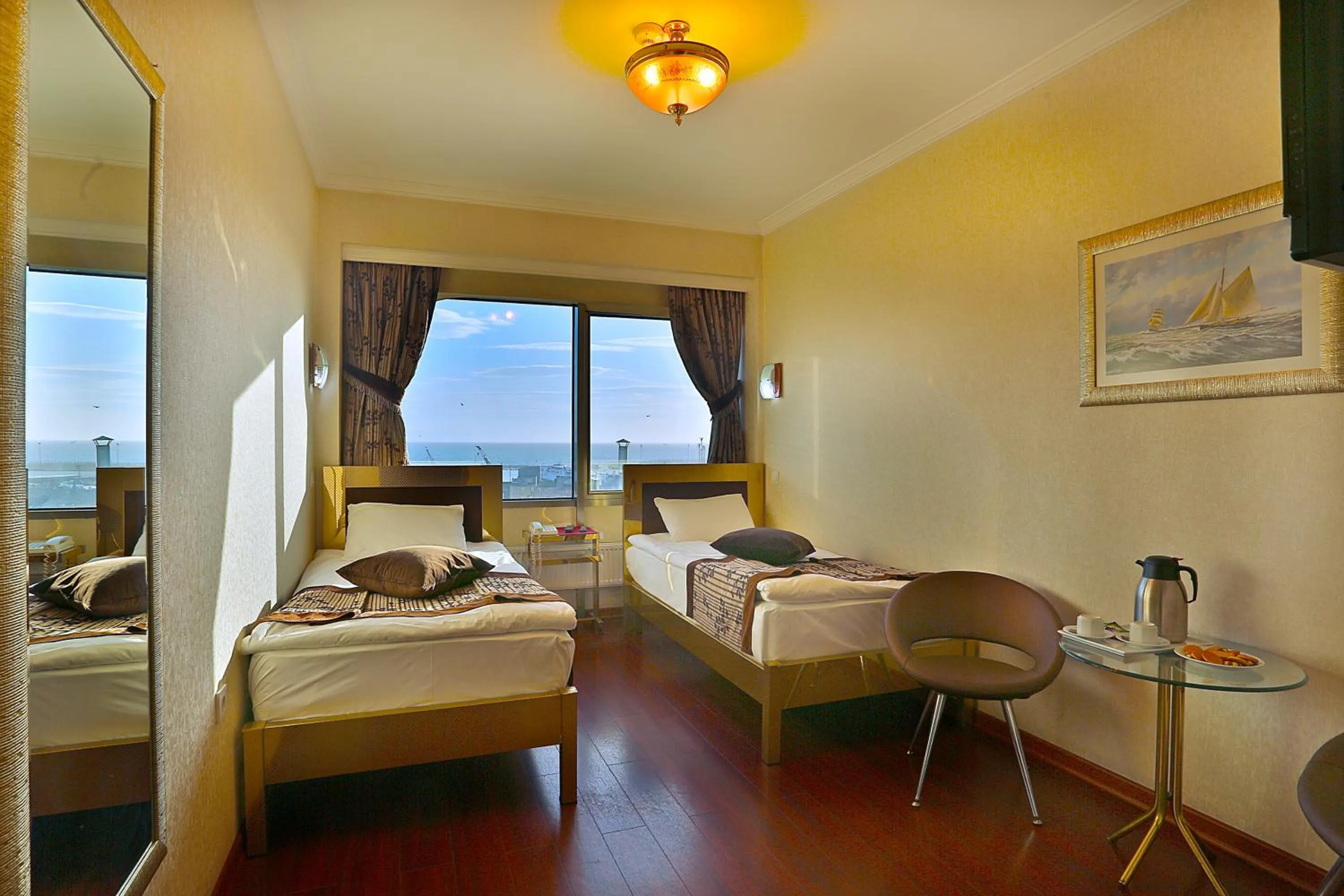 Photo of the whole room, Bed in Grand Madrid Hotel