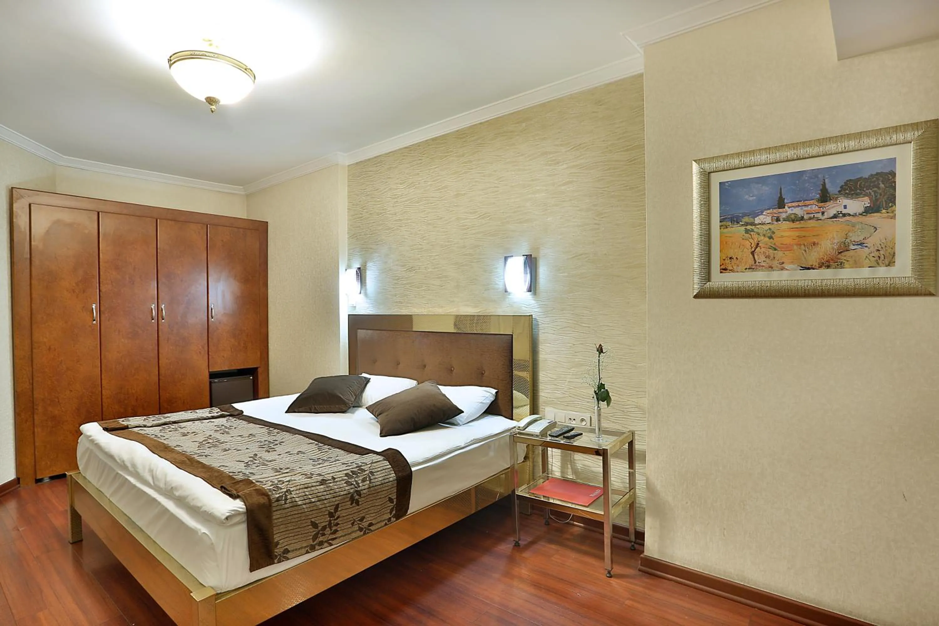 Photo of the whole room, Bed in Grand Madrid Hotel