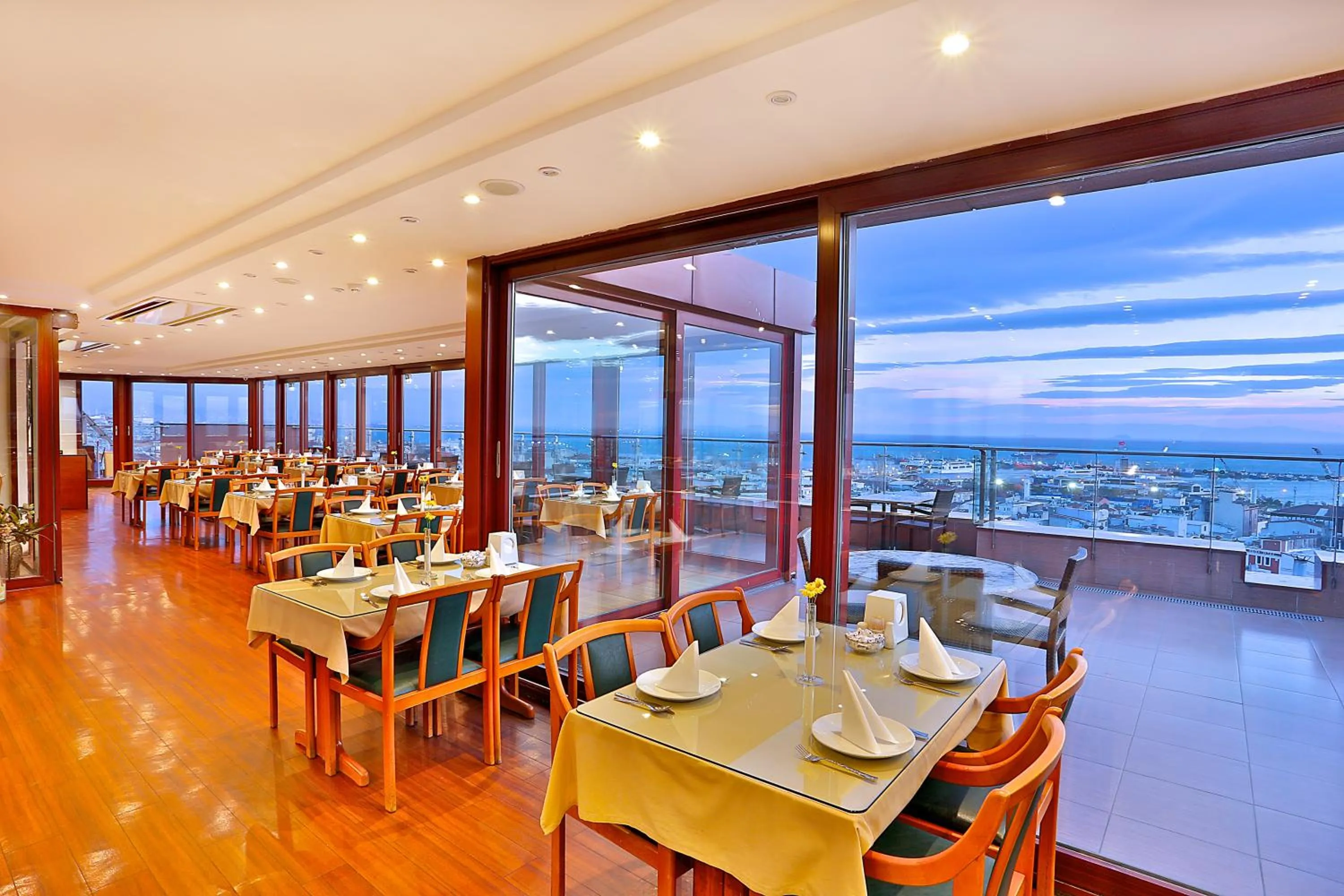 Restaurant/places to eat in Grand Madrid Hotel