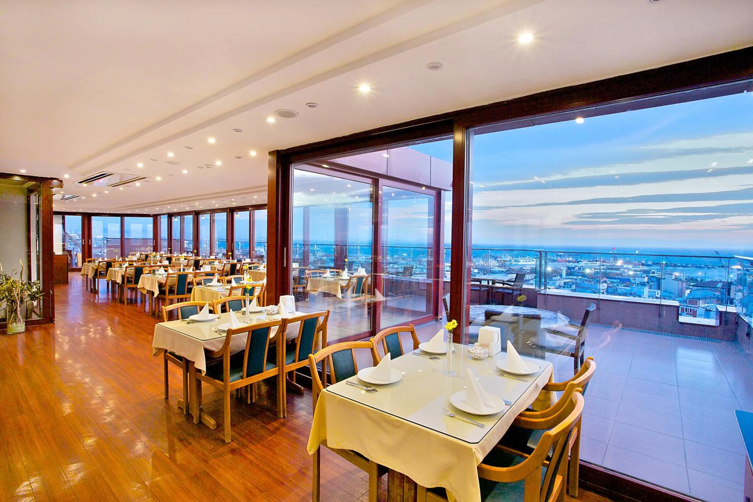 Restaurant/places to eat in Grand Madrid Hotel