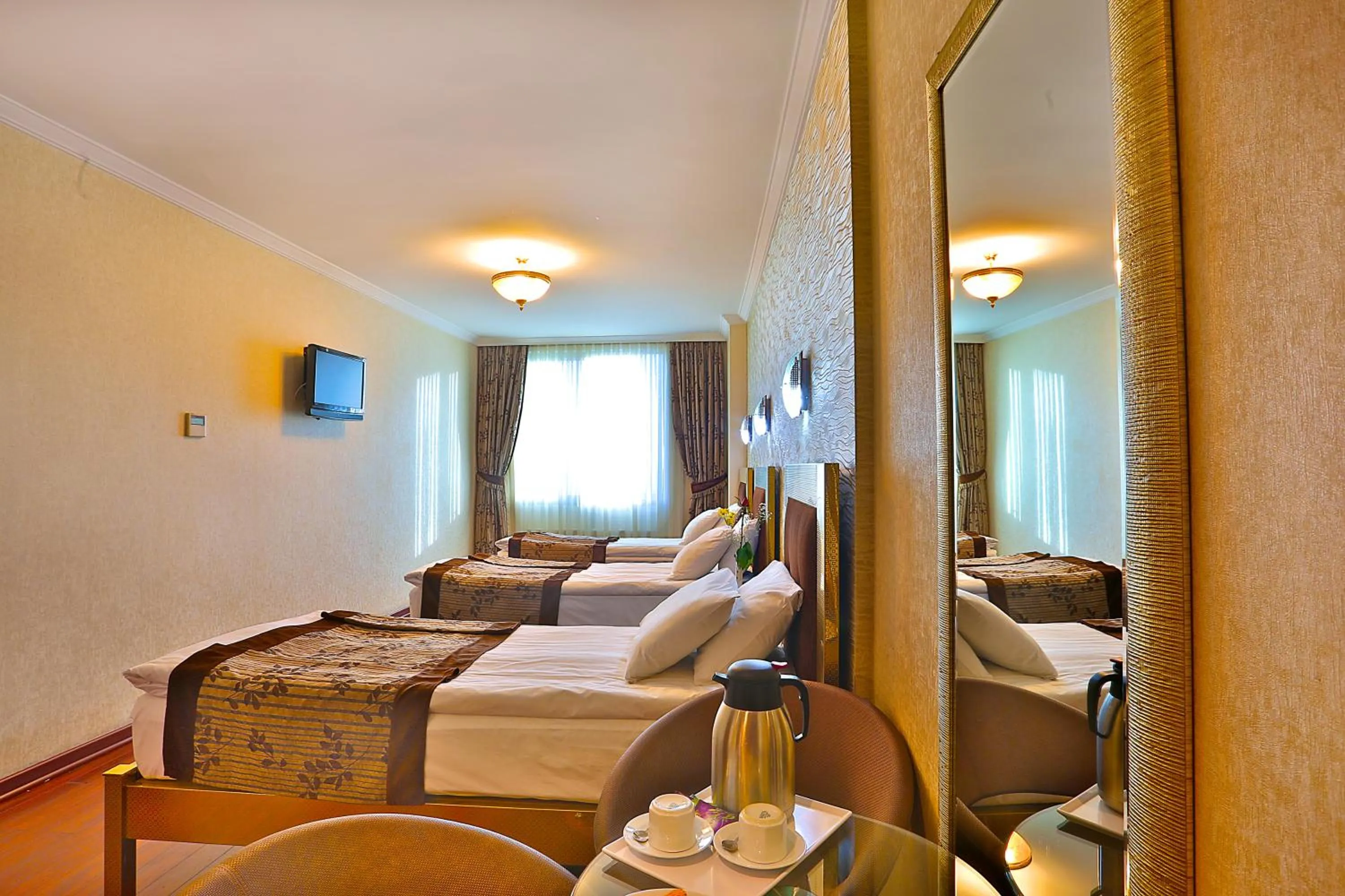 Photo of the whole room, Bed in Grand Madrid Hotel