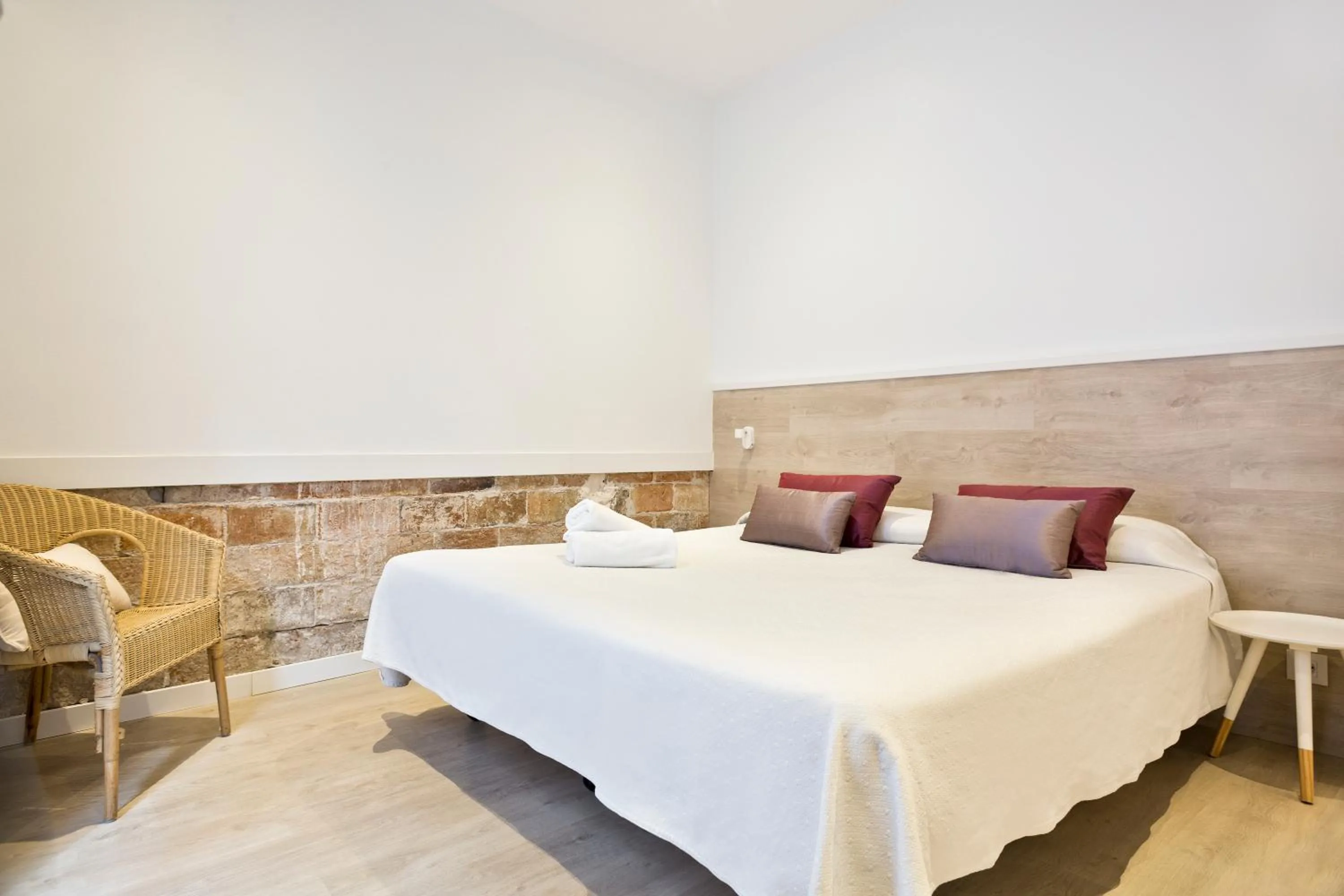 Photo of the whole room, Bed in BcnStop Parc Güell