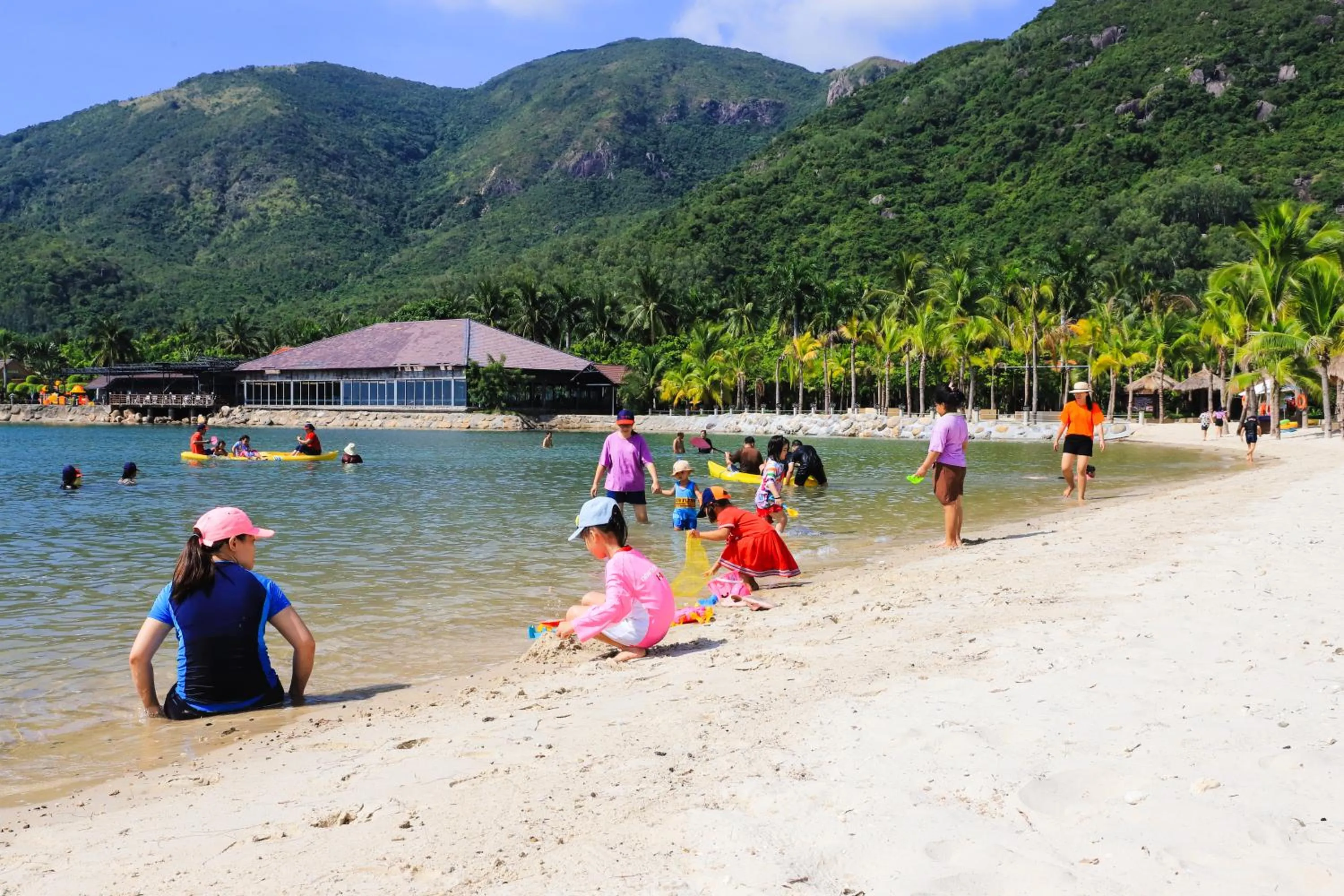 Beach in Diamond Bay Resort & Spa