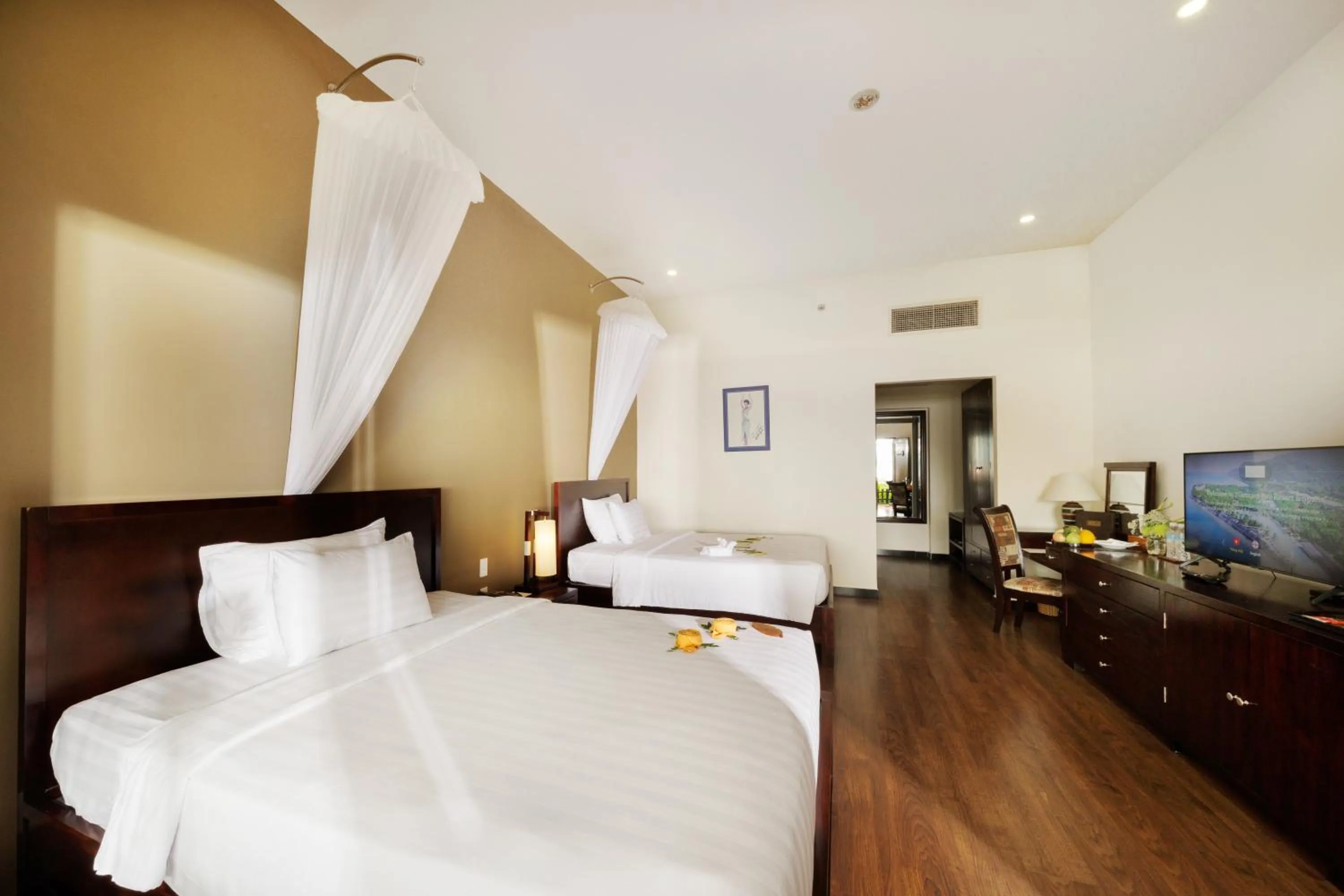 Bedroom, Bed in Diamond Bay Resort & Spa