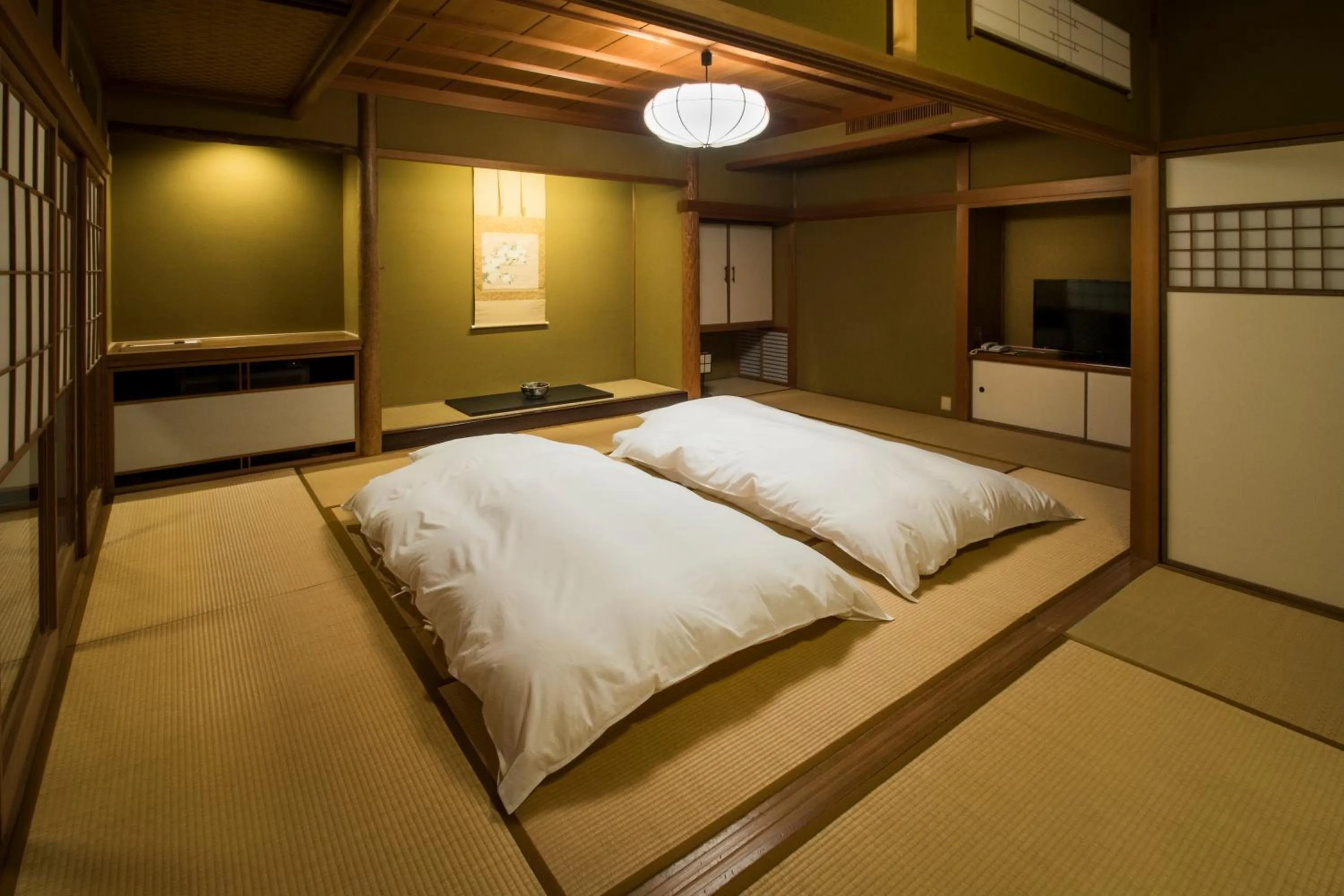 Photo of the whole room, Bed in Yamanoo